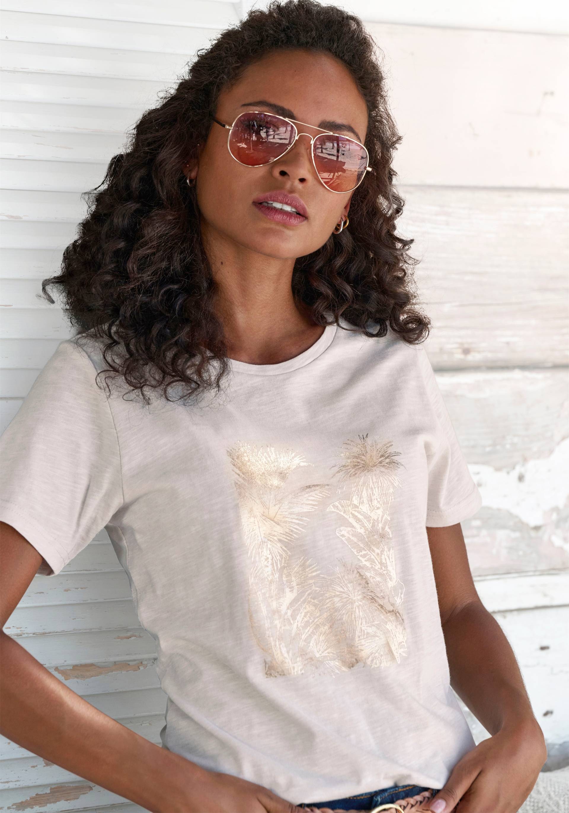 Vivance T-Shirt »mit goldfarben schimmerndem Folienprint«, aus weicher Baumwoll-Qualität Vivance T-Shirt »mit goldfarben schimmerndem Folienprint«, aus weicher Baumwoll-Qualität von Vivance
