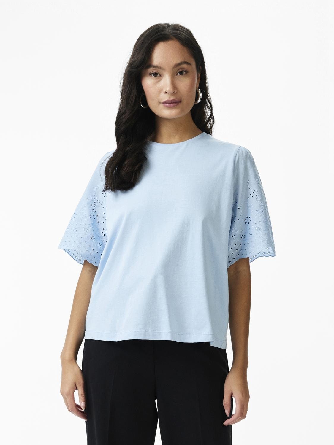 Y.A.S Kurzarmshirt »YASLEX SS TOP W. EMB SLEEVES S. NOOS«, mit Lochstickerei Y.A.S Kurzarmshirt »YASLEX SS TOP W. EMB SLEEVES S. NOOS«, mit Lochstickerei von Y.A.S