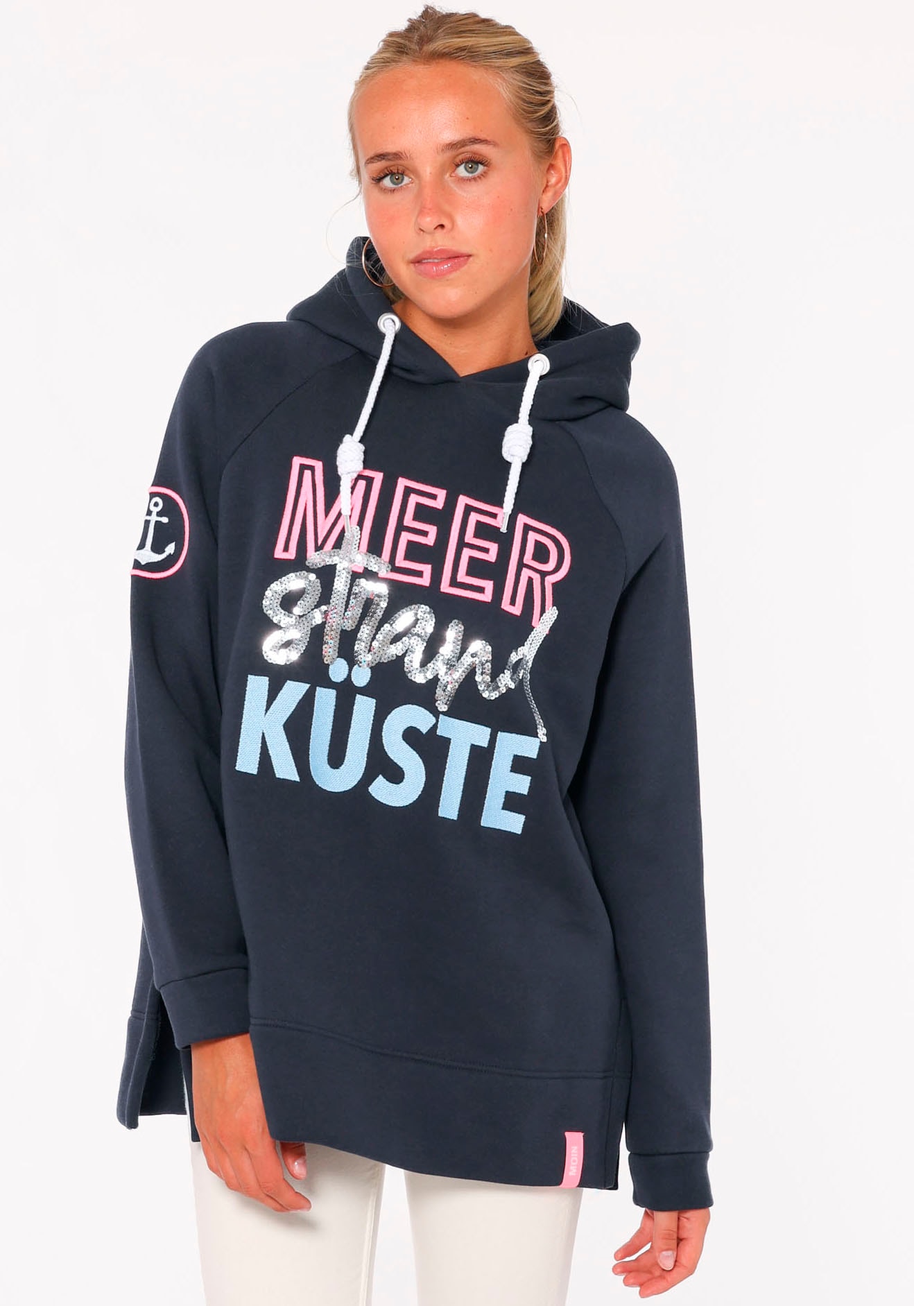 Zwillingsherz Hoodie »Meer Strand Küste«, mit Kapuze, Pailletten-Schriftzug und aufgesticktem Anker-Motiv Zwillingsherz Hoodie »Meer Strand Küste«, mit Kapuze, Pailletten-Schriftzug und aufgesticktem Anker-Motiv von Zwillingsherz
