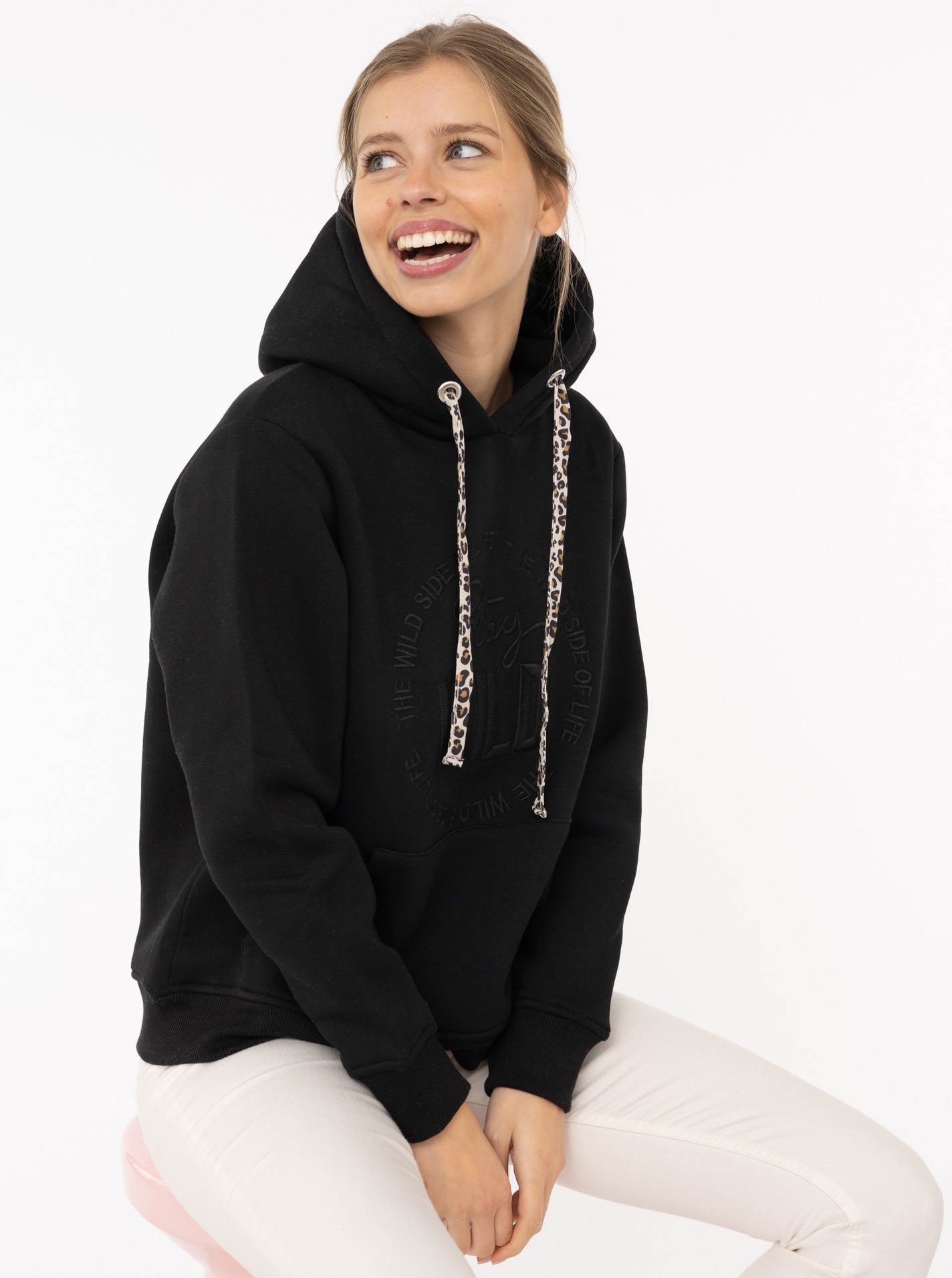 Zwillingsherz Hoodie »"Nelina"«, mit Leo Band und schlichter Stickerei "Stay Wild" Zwillingsherz Hoodie »"Nelina"«, mit Leo Band und schlichter Stickerei "Stay Wild" von Zwillingsherz