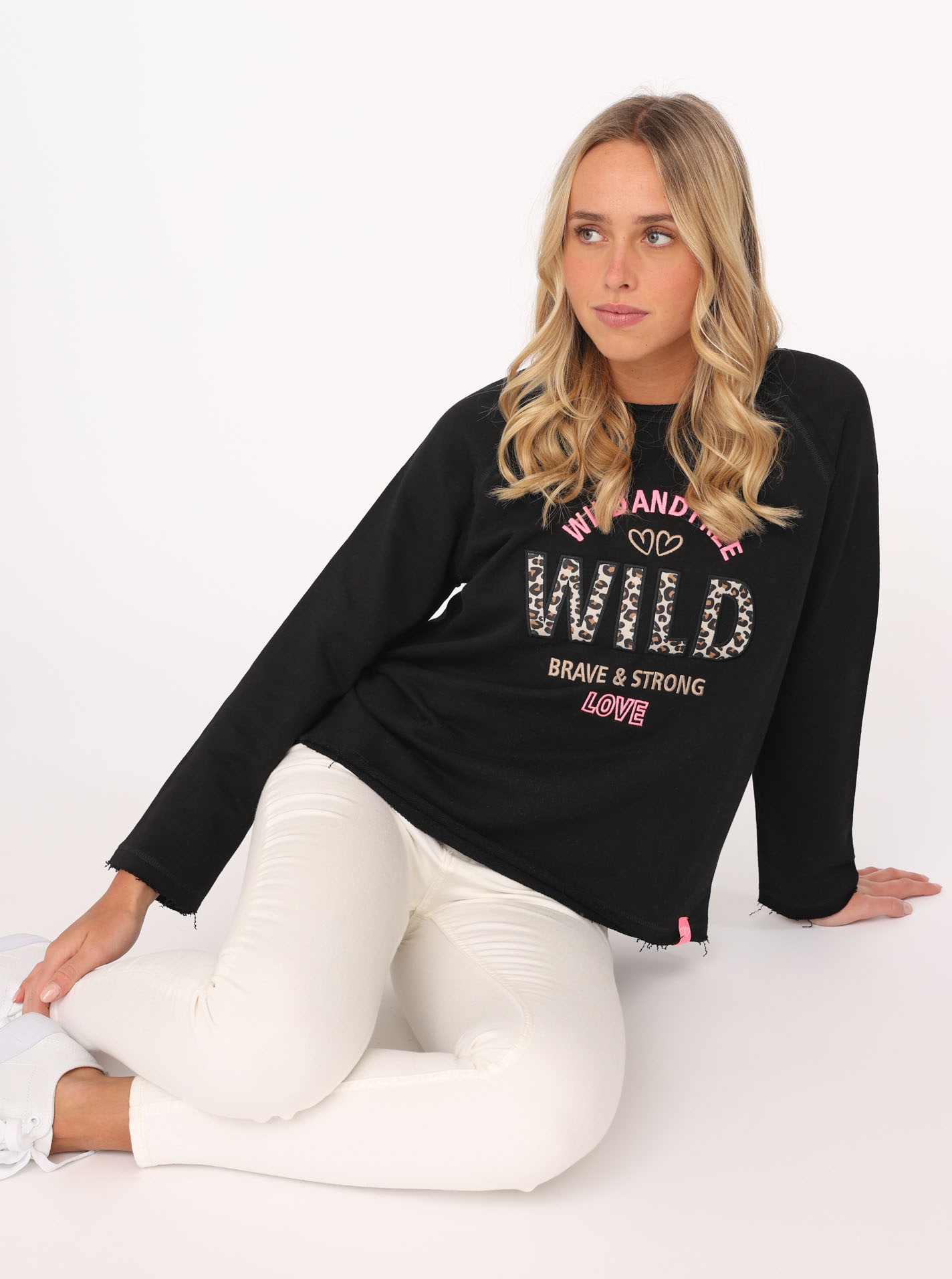 Zwillingsherz Sweater »"Wild and Free"«, mit Used-Look Kanten, Leo Details und Stickerei von Zwillingsherz