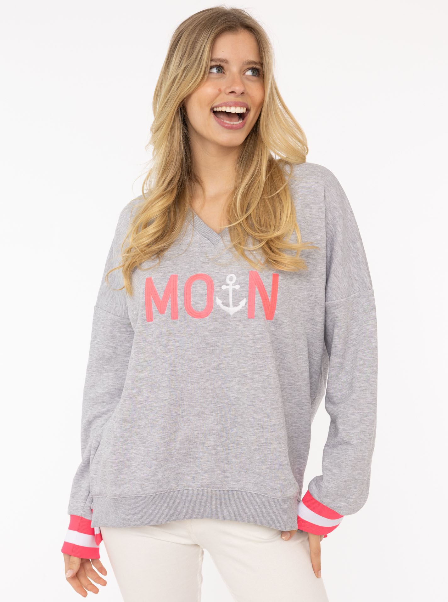 Zwillingsherz Sweatshirt, mit V-Ausschnitt und aufgesticktem "Moin" in Neonfarben Zwillingsherz Sweatshirt, mit V-Ausschnitt und aufgesticktem "Moin" in Neonfarben von Zwillingsherz