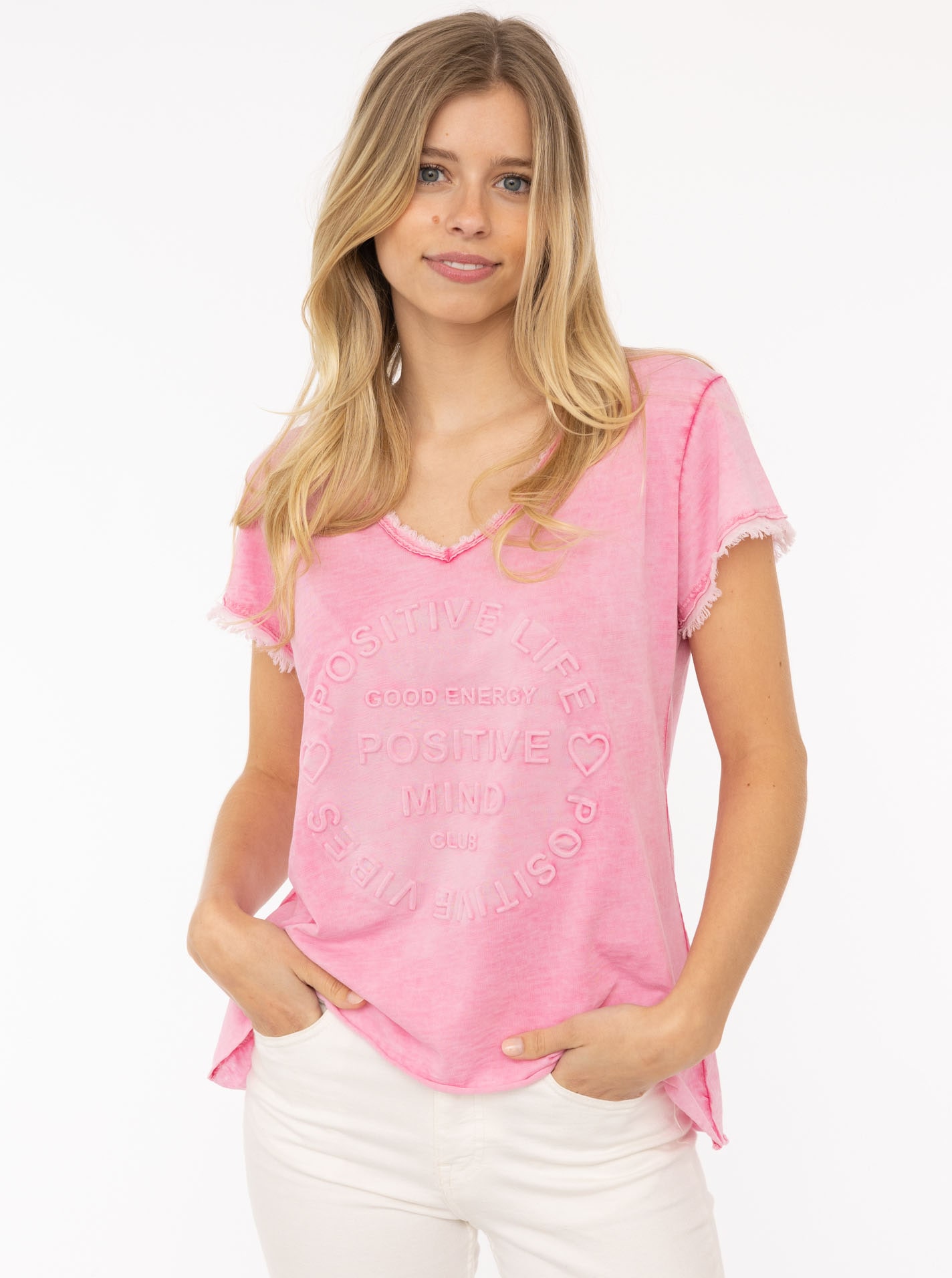 Zwillingsherz T-Shirt »"Positive Mind"«, mit V-Neck, Stempeldruck und Saum im Used-Look Zwillingsherz T-Shirt »"Positive Mind"«, mit V-Neck, Stempeldruck und Saum im Used-Look von Zwillingsherz