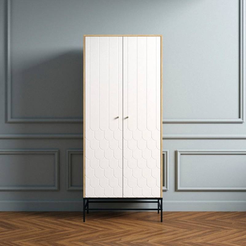 andas Drehtürenschrank, Fräsungen in den Fronten, goldfarbenene Griffe von andas