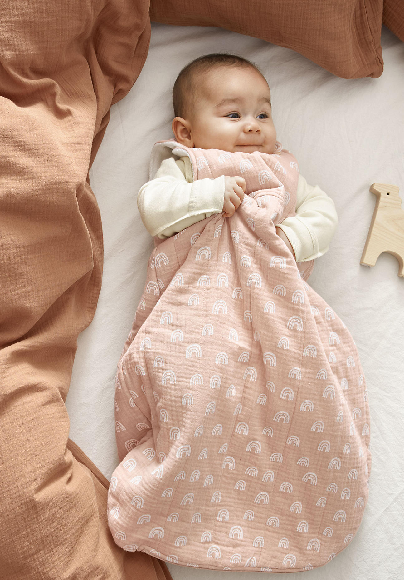 hessnatur Baby Musselin-Schlafsack aus Bio-Baumwolle mit Wollwattierung - beige Grösse90 cm von hessnatur