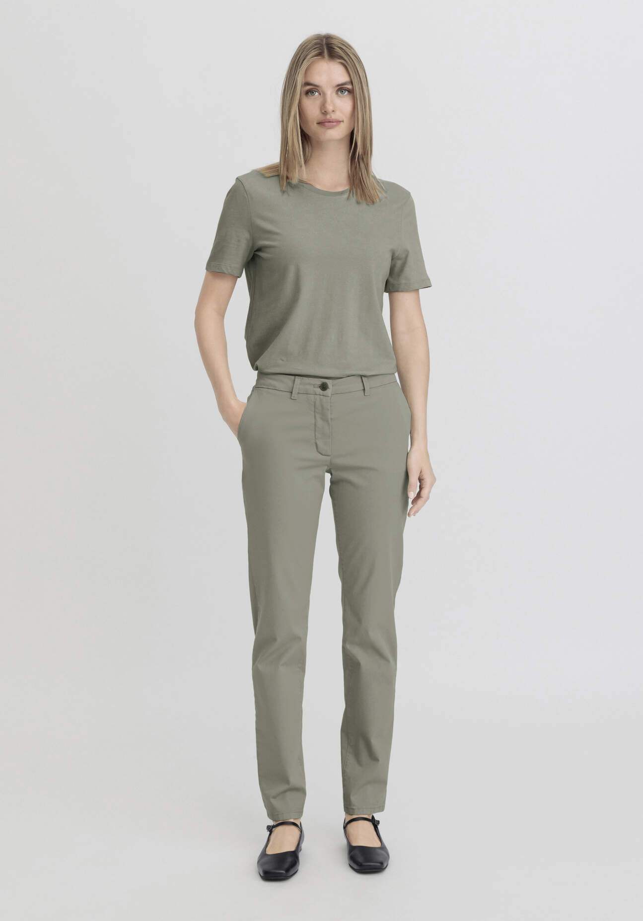 hessnatur Damen Hose Chino Regular aus Bio-Baumwolle - grün Grösse34 von hessnatur