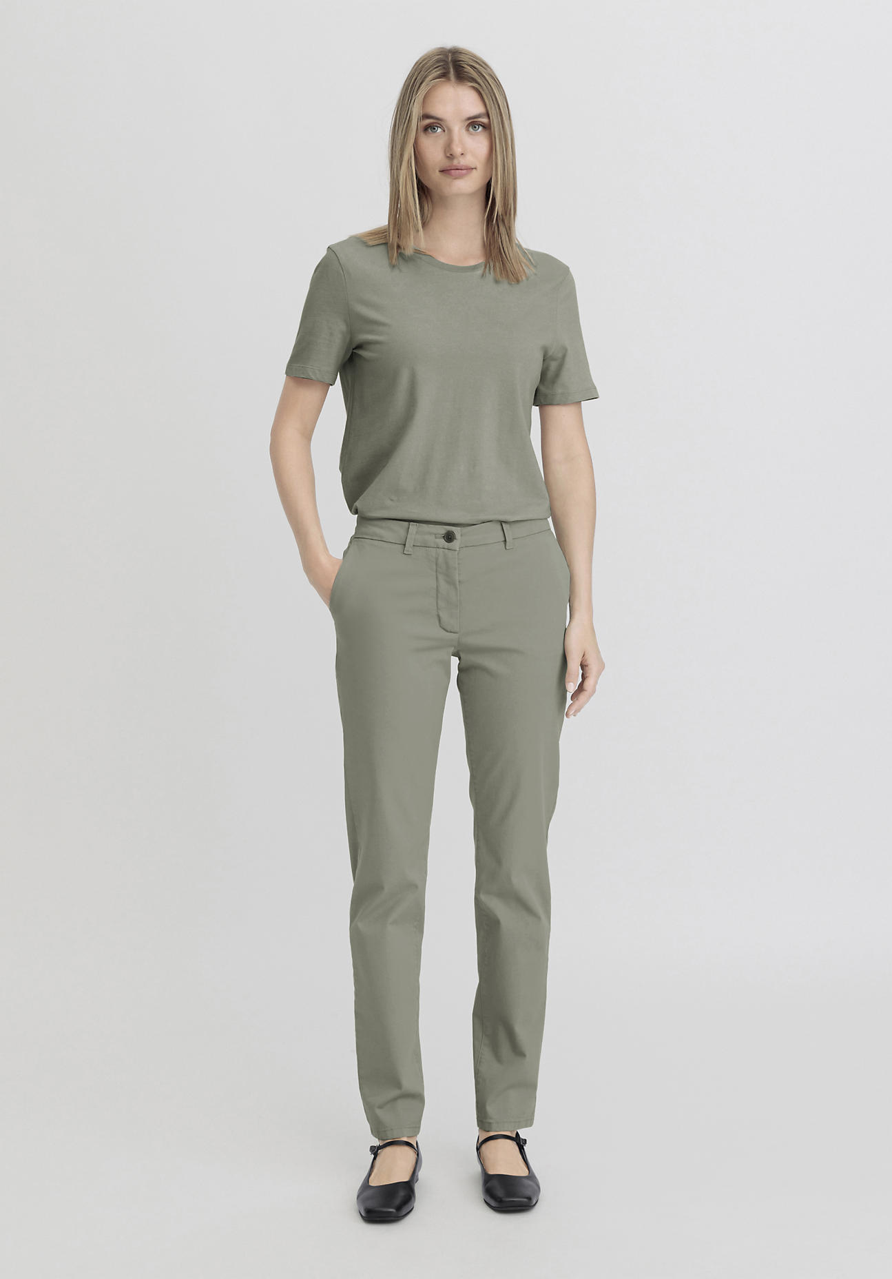 hessnatur Damen Hose Chino Regular aus Bio-Baumwolle - grün Grösse38 von hessnatur