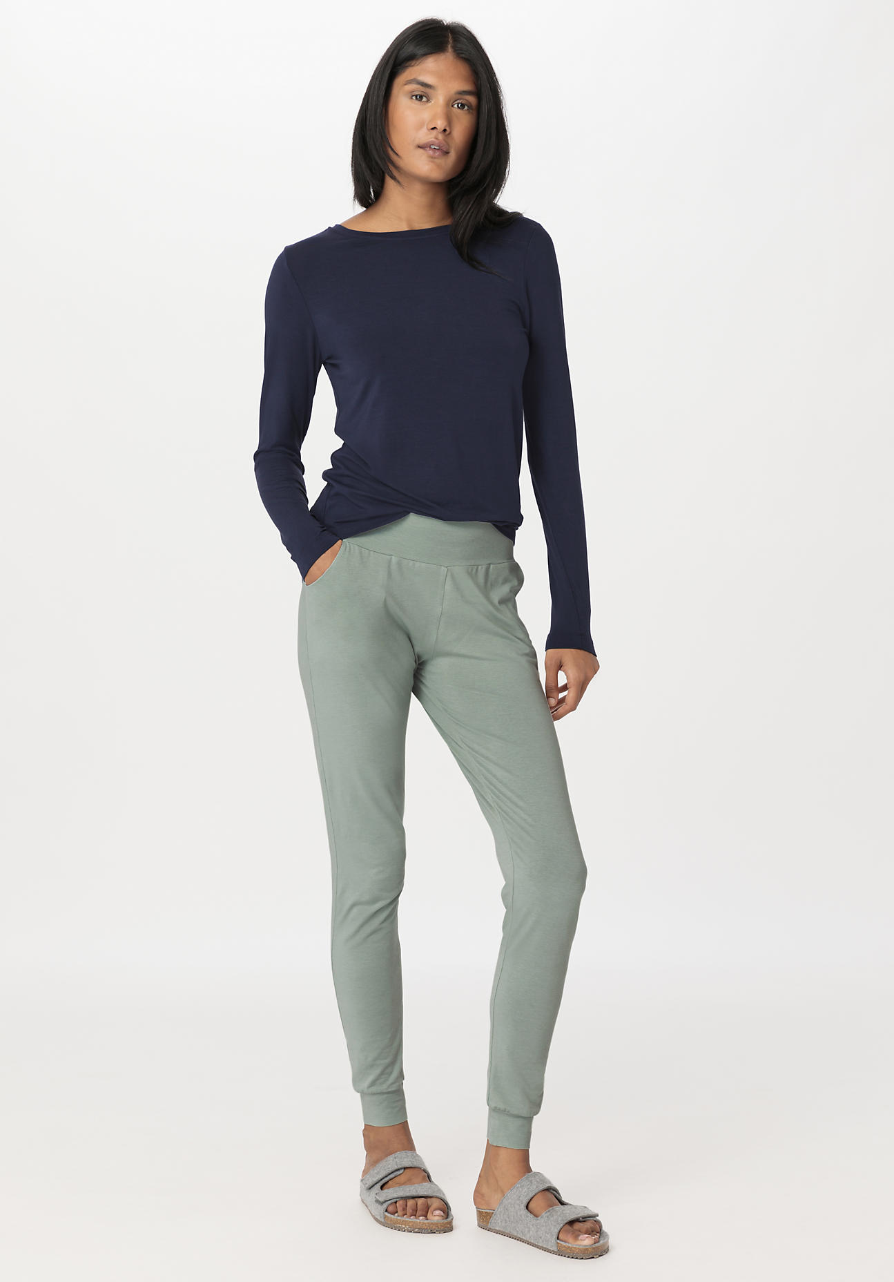 hessnatur Damen Joggpants Regular PURE BALANCE aus Bio-Baumwolle und TENCEL™ Modal - grün Grösse36 von hessnatur