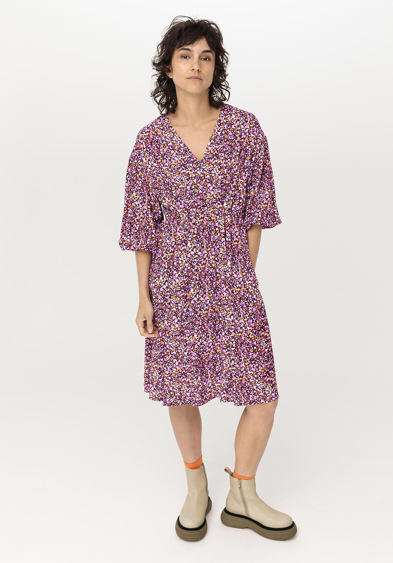 hessnatur Damen Kleid mit Empire-Linie aus LENZING™ ECOVERO™Viskose - lila Grösse40 von hessnatur