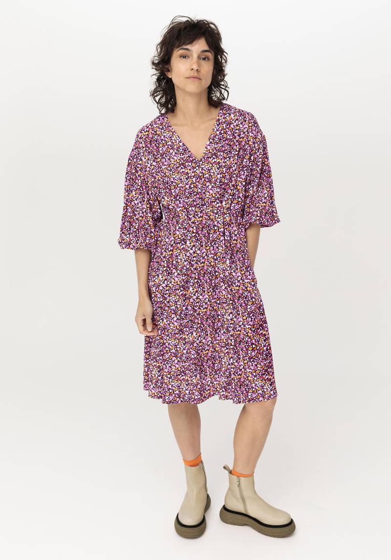 hessnatur Damen Kleid mit Empire-Linie aus LENZING™ ECOVERO™Viskose - lila Grösse40 von hessnatur