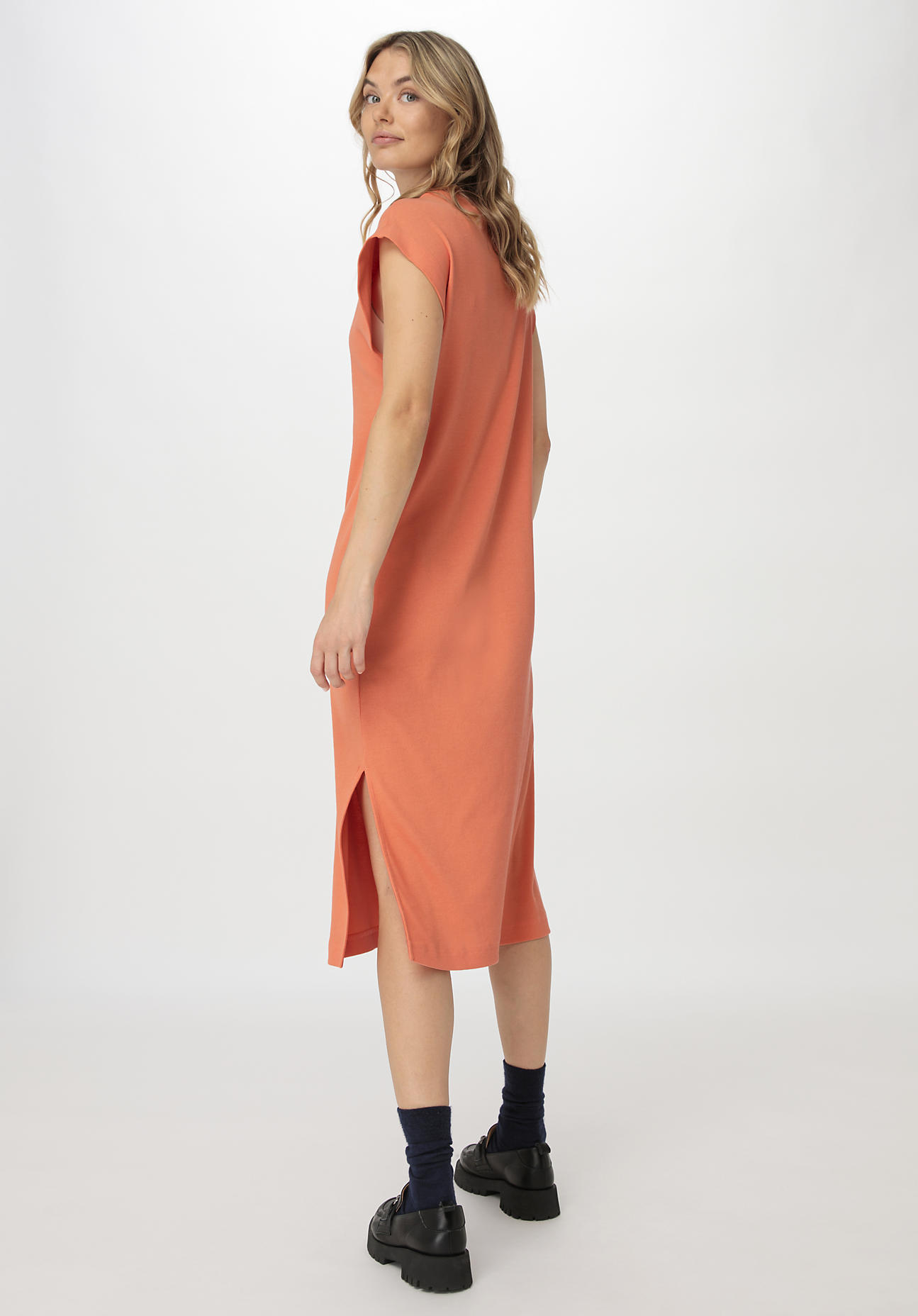 hessnatur Damen Rib Jersey Kleid Midi Regular aus Bio-Baumwolle - orange Grösse42 von hessnatur