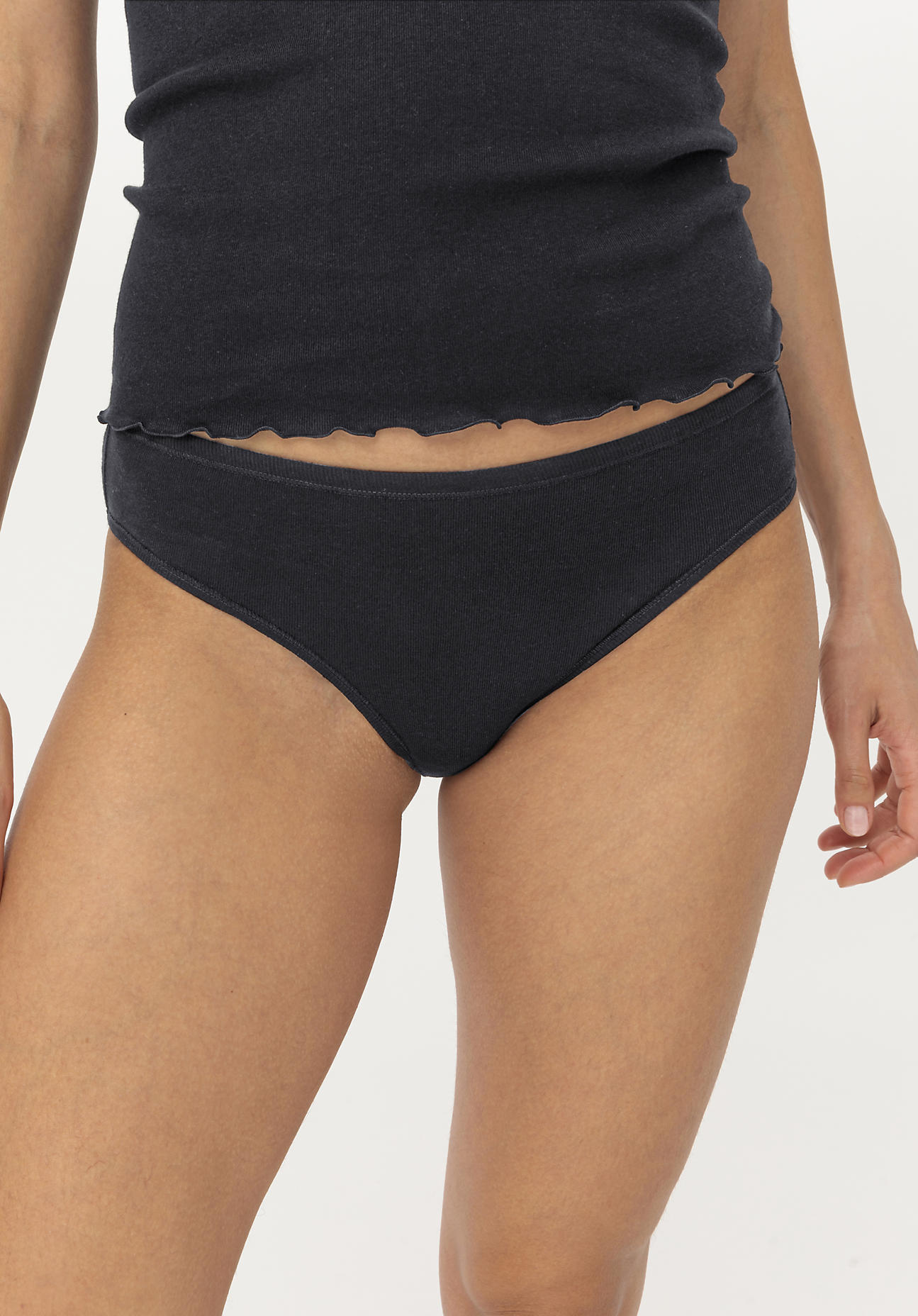 hessnatur Damen Slip Regular Cut im PURE NATURE aus Bio-Baumwolle - schwarz Grösse46 von hessnatur