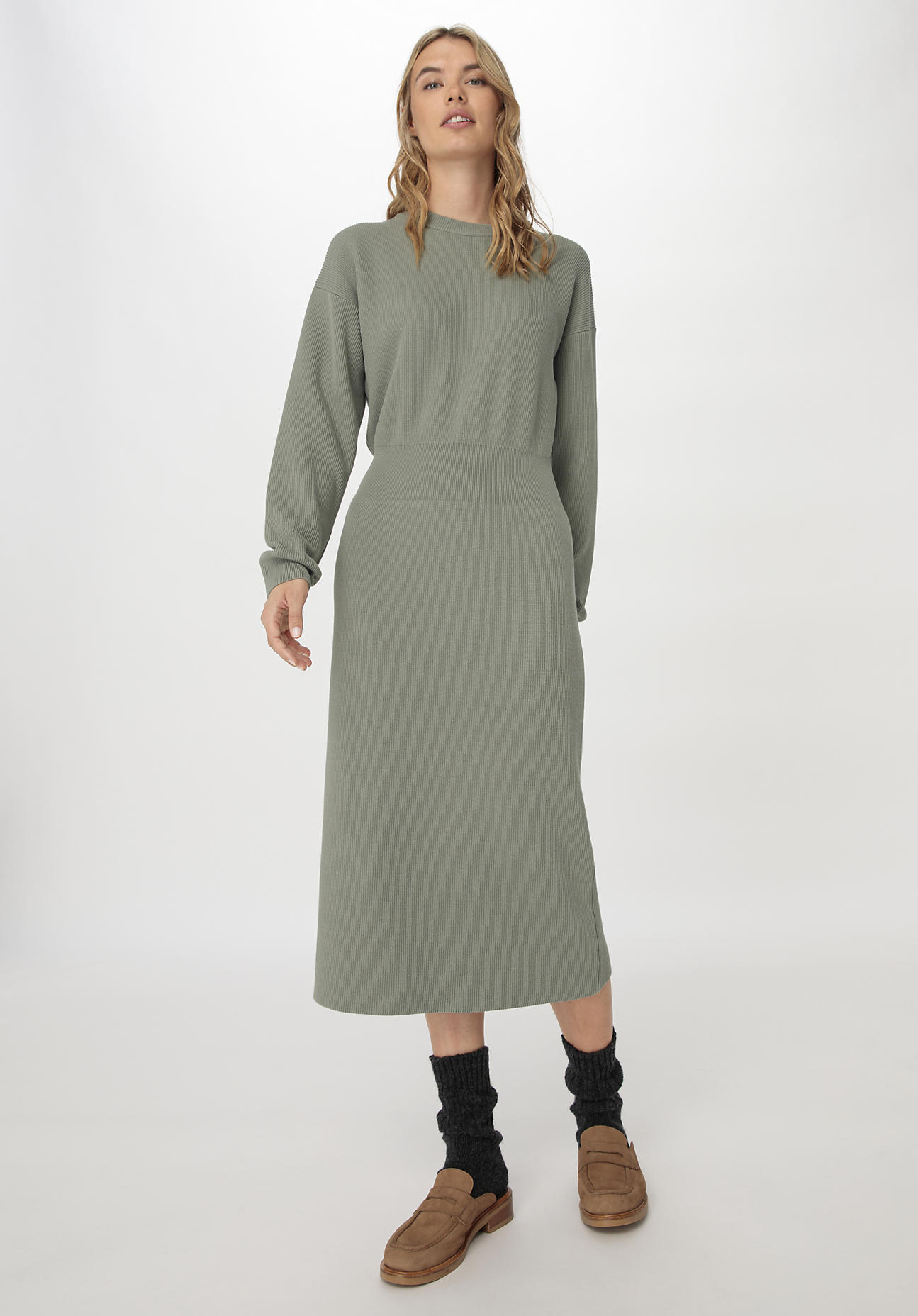 hessnatur Damen Strickkleid Midi Relaxed aus Bio-Baumwolle - grün Grösse34 von hessnatur