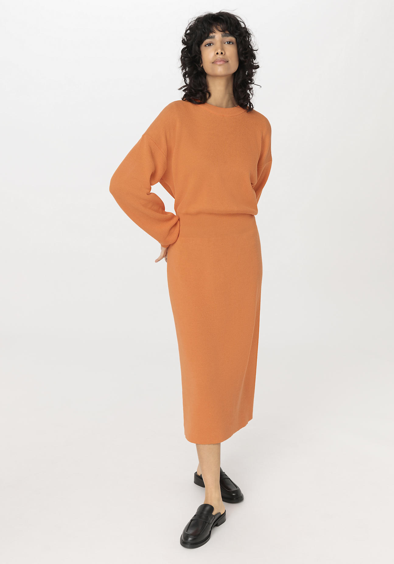 hessnatur Damen Strickkleid Midi Relaxed aus Bio-Baumwolle - orange Grösse40 von hessnatur