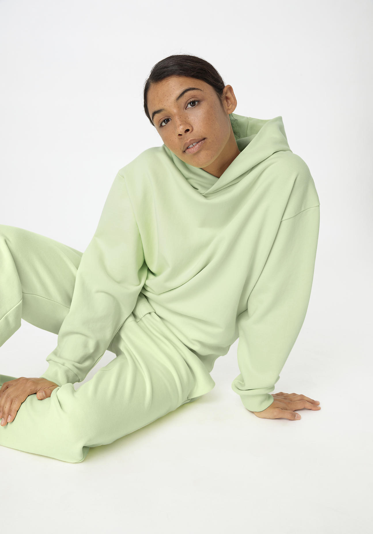 hessnatur Damen Sweatshirt Hoodie Relaxed aus Bio-Baumwolle - grün Grösse44 von hessnatur