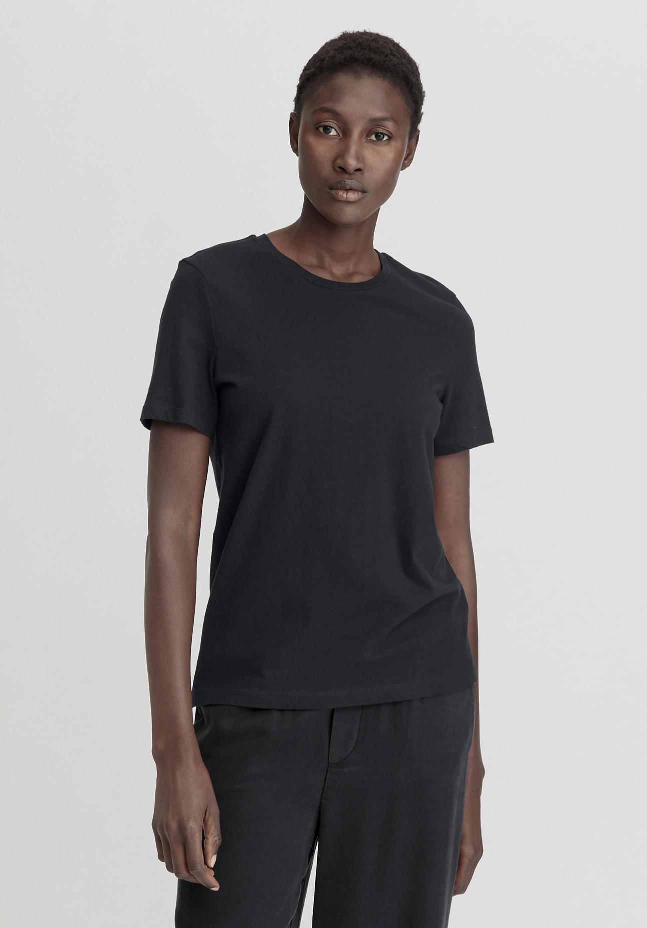 hessnatur Damen T-Shirt Regular aus Bio-Baumwolle - schwarz Grösse36 von hessnatur