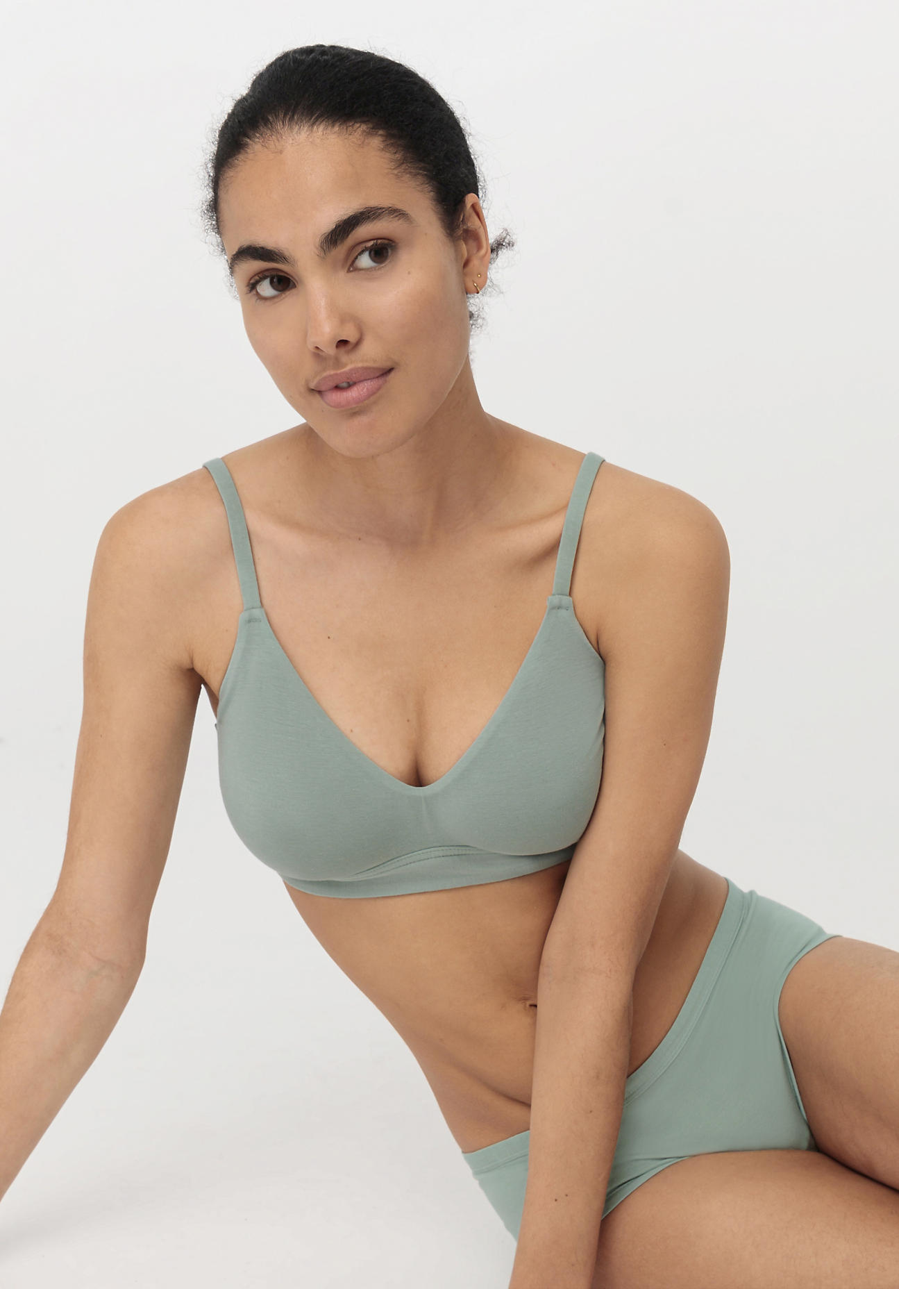 hessnatur Damen Triangel-BH aus Bio-Baumwolle und Tencel™Modal - grün Grösse75D von hessnatur