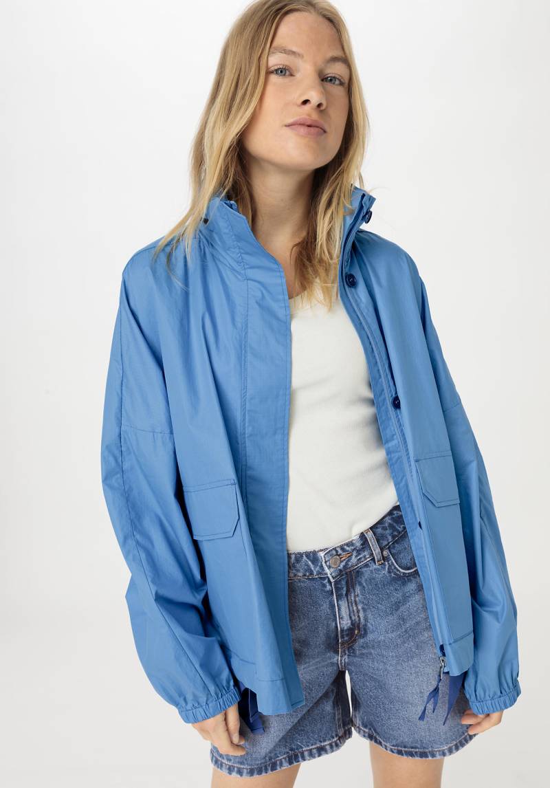 hessnatur Damen Windjacke Nature Shell Oversize aus Bio-Baumwolle - blau Grösse42 von hessnatur