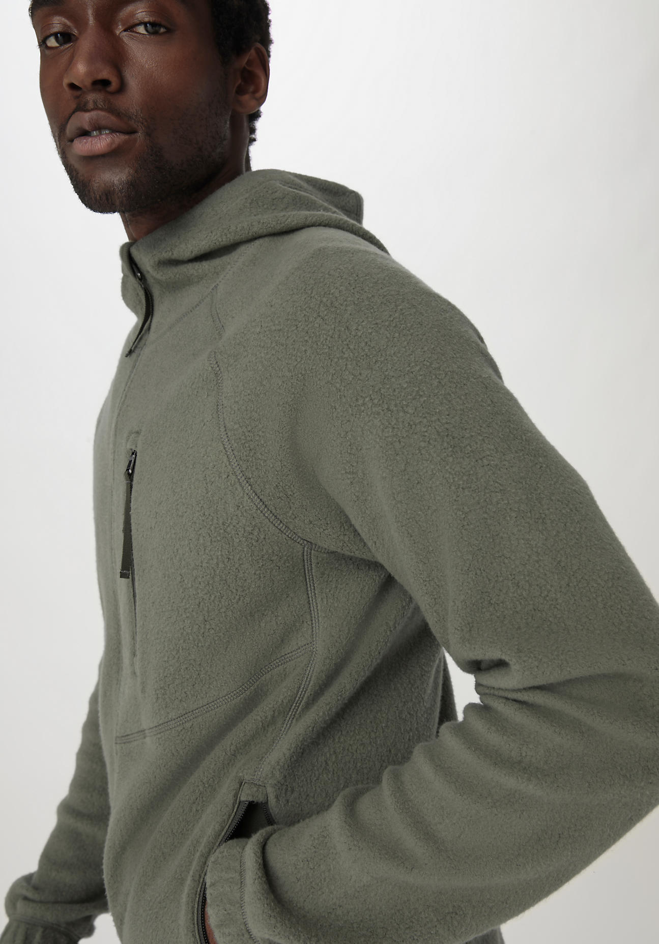 hessnatur Herren Fleece Jacke Kapuze Relaxed aus Bio-Baumwolle - grün Grösse46 von hessnatur