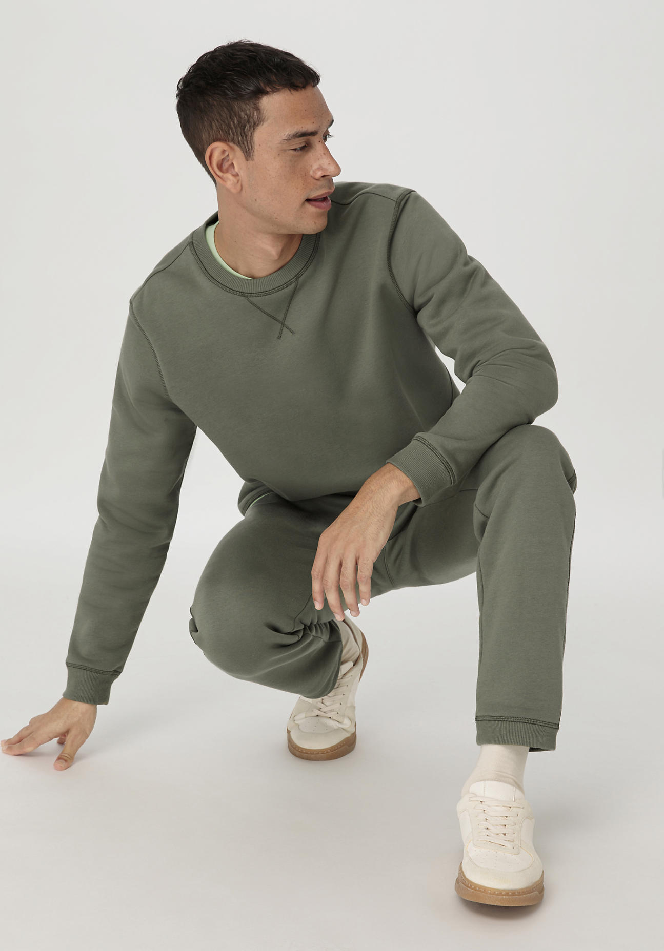 hessnatur Herren Sweater Relaxed aus Bio-Baumwolle - grün Grösse46 von hessnatur