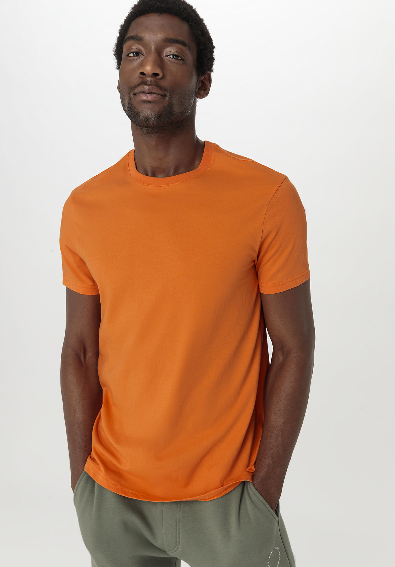 hessnatur Herren T-Shirt Regular aus Bio-Baumwolle - orange Grösse48 von hessnatur