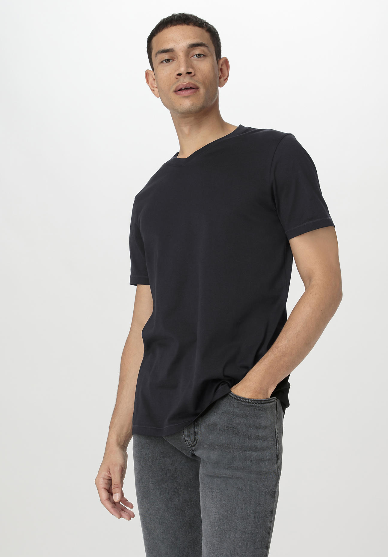 hessnatur Herren V-Shirt Regular aus Bio-Baumwolle - schwarz Grösse48 von hessnatur