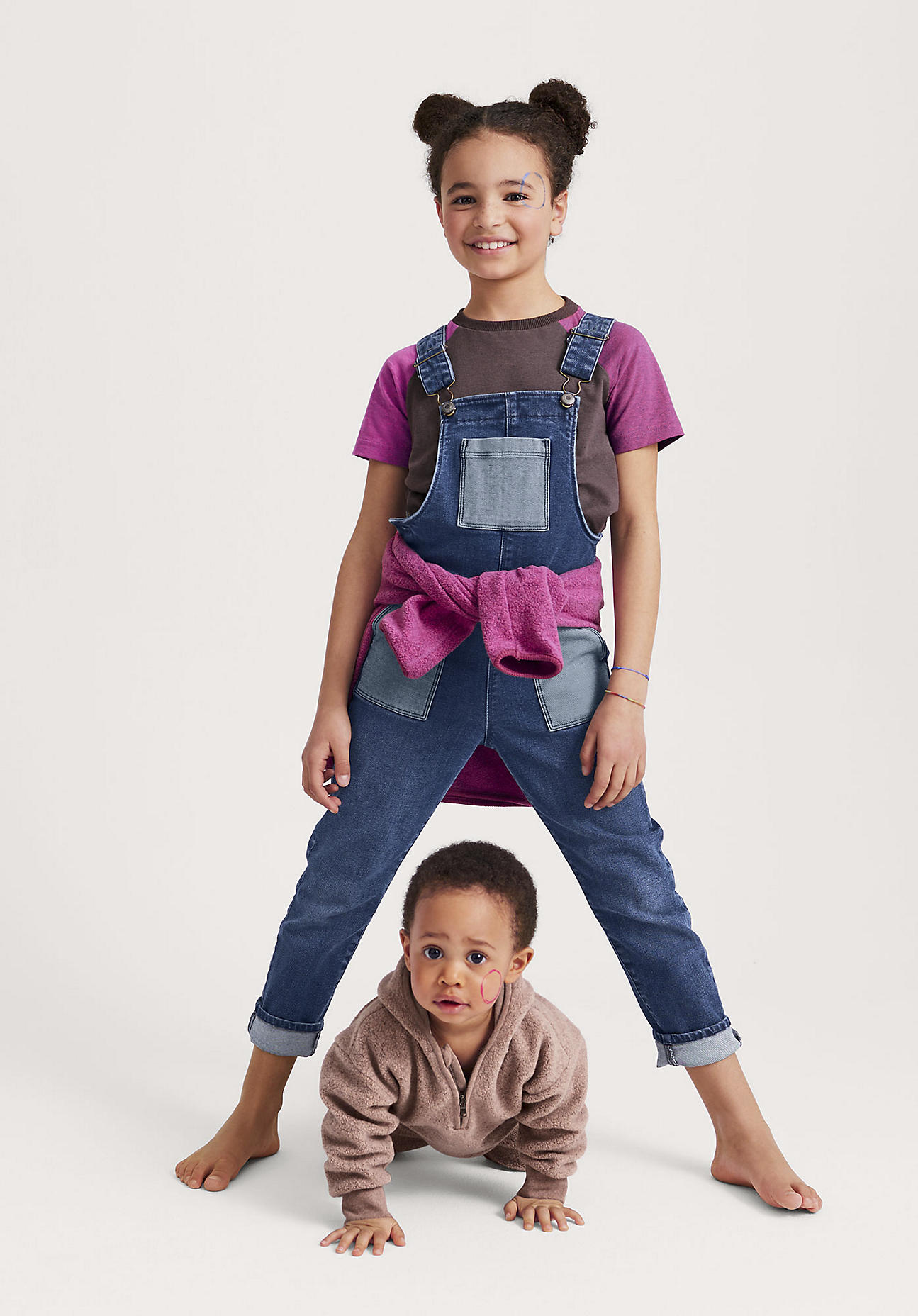 hessnatur Kinder Latzhose BetterRecycling aus Bio-Denim - blau Grösse104 von hessnatur