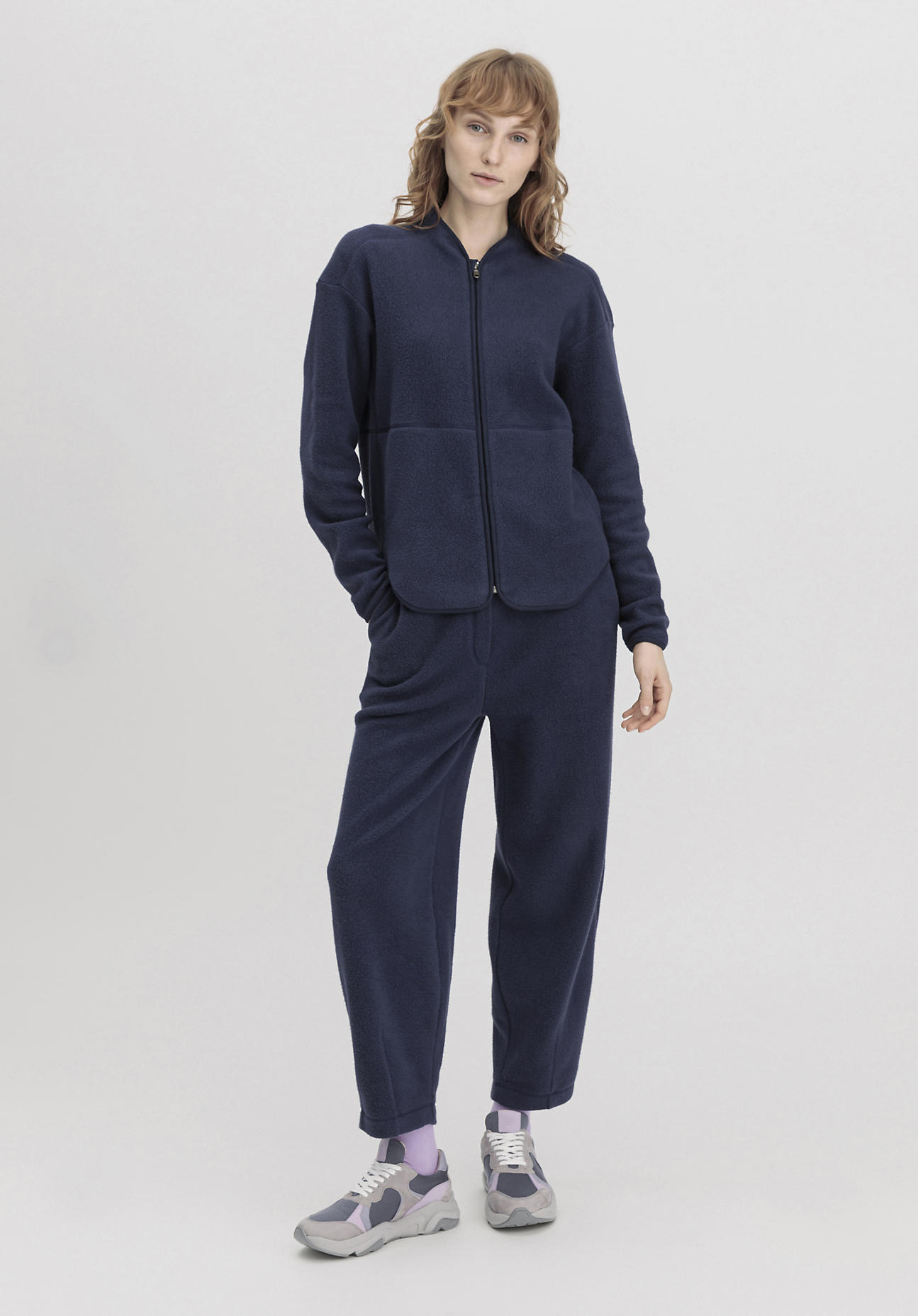 hessnatur Loungewear Fleece Hose Relaxed ACTIVE LIGHT aus Bio-Baumwolle - blau Grösse48 von hessnatur