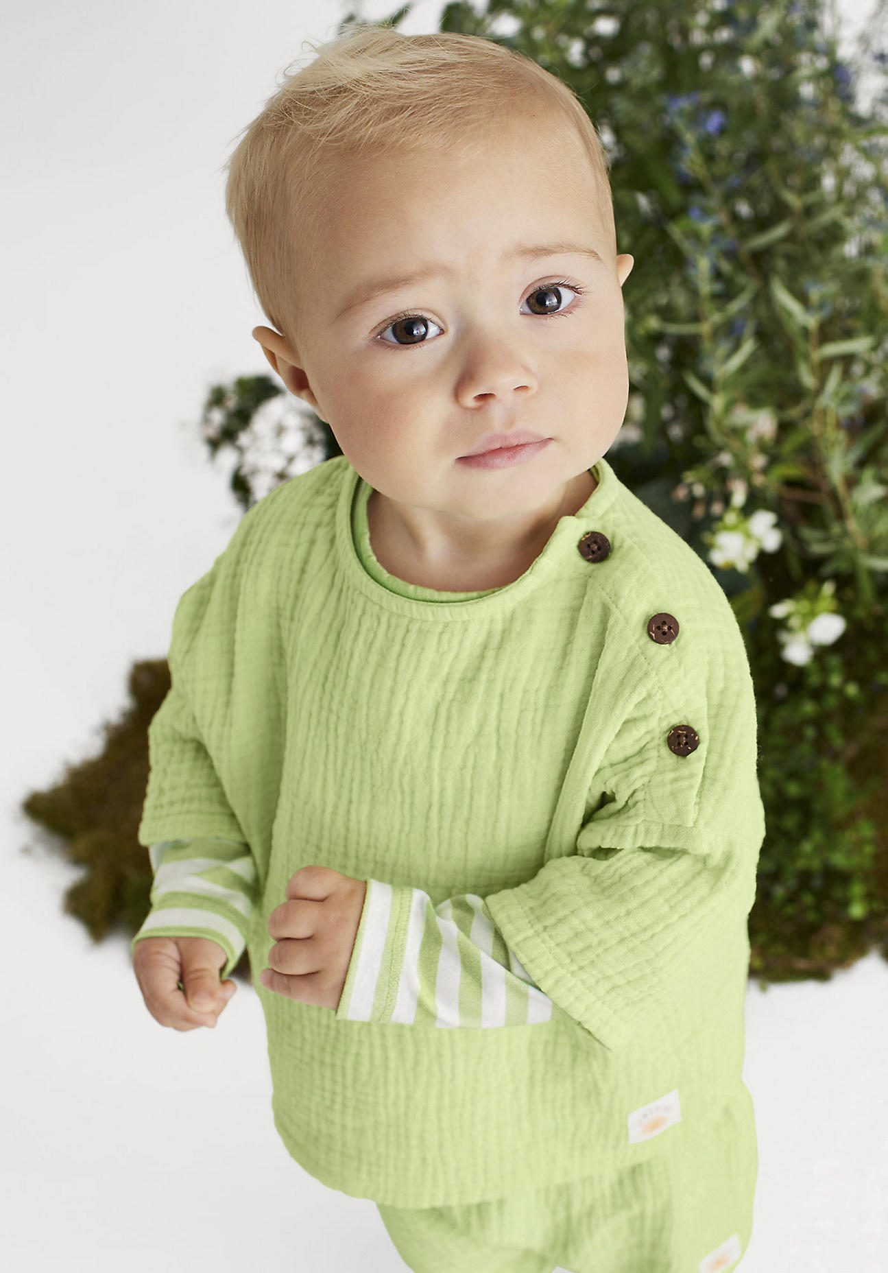 hessnatur Baby Musselin Shirt Relaxed aus Bio-Baumwolle - grün Grösse74/80 von hessnatur
