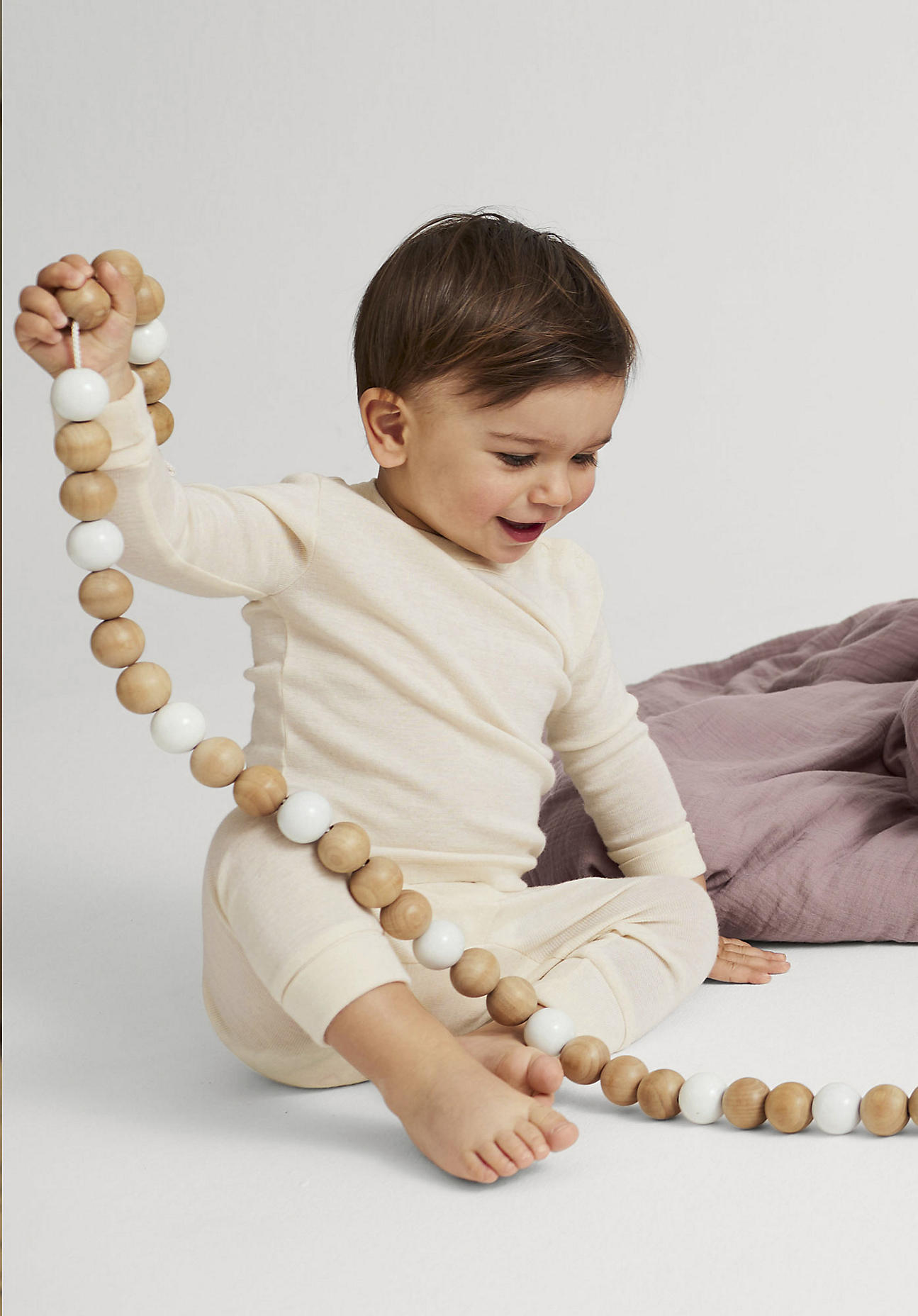 hessnatur Baby Pyjama Regular aus Bio-Baumwolle mit Merinowolle und Seide - naturfarben Grösse62/68 von hessnatur