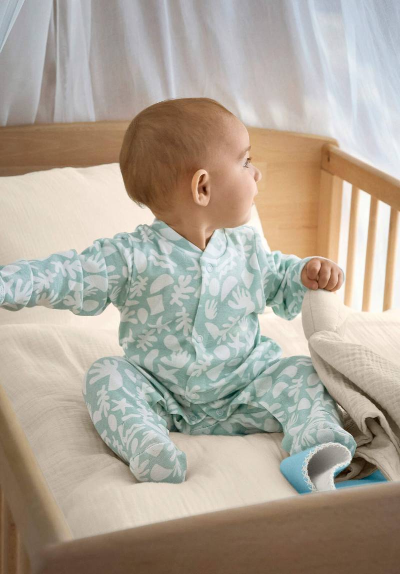 hessnatur Baby Schlafoverall Relaxed aus Bio-Baumwolle - grün Grösse74/80 von hessnatur