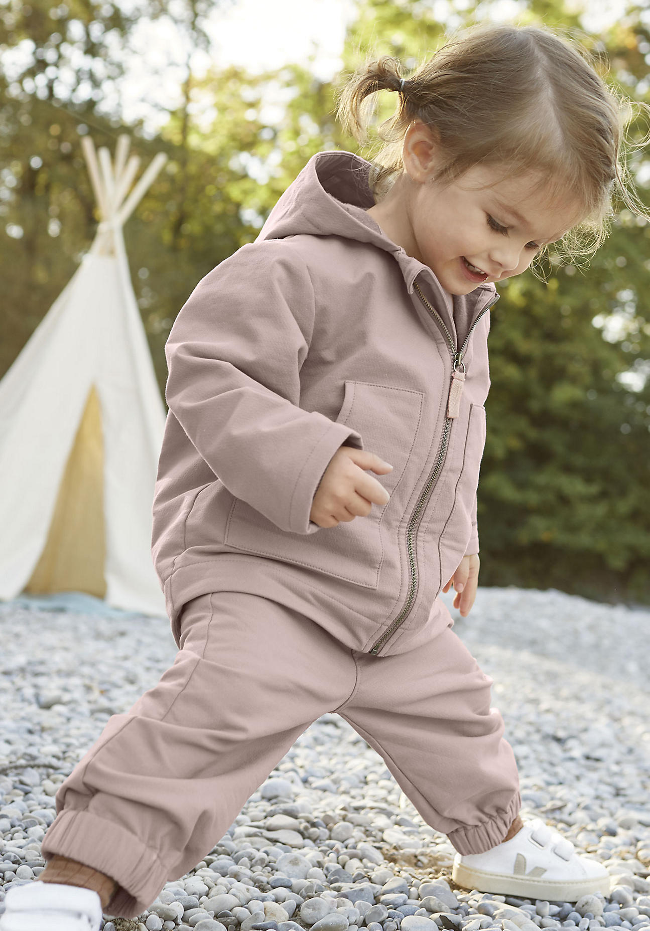 hessnatur Baby Softshell Latzhose Relaxed aus Bio-Baumwolle - lila Grösse62/68 von hessnatur