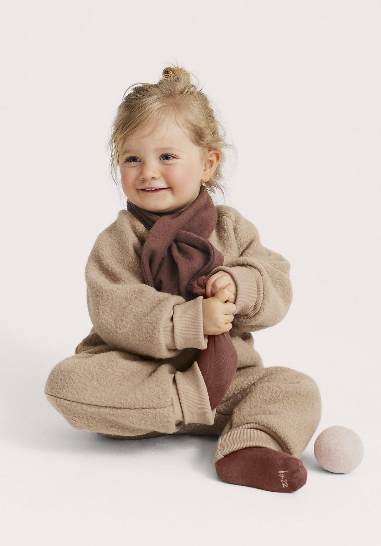 hessnatur Baby Walk Overall mit Jerseyfutter aus Bio-Merinowolle - beige Grösse98/104 von hessnatur