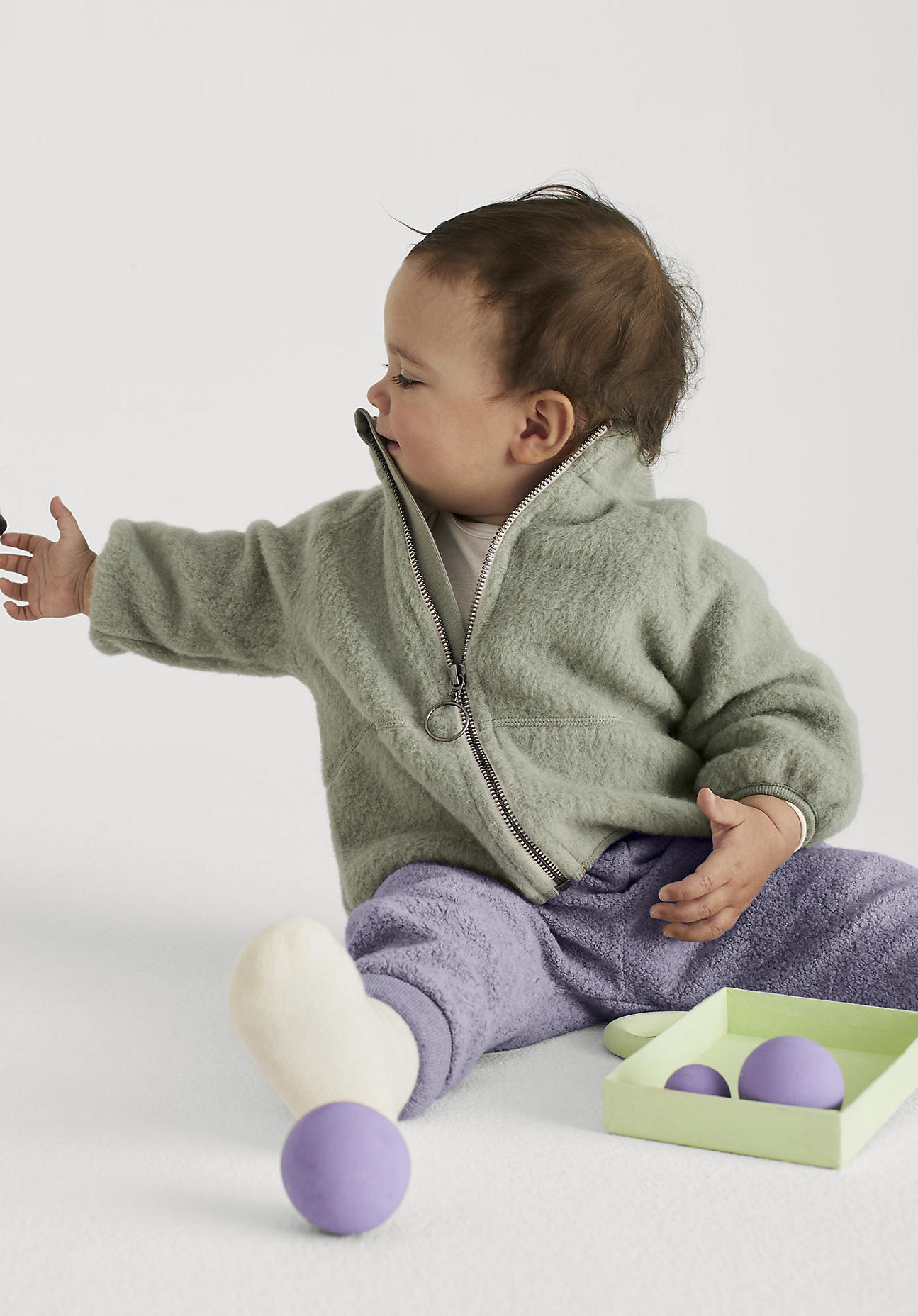 hessnatur Baby Wollfleece Jacke Relaxed aus Bio-Merinowolle mit Bio-Baumwolle - grün Grösse62/68 von hessnatur