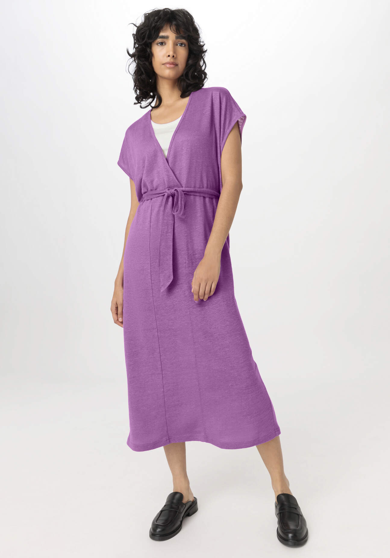 hessnatur Damen Jersey Kleid Midi Relaxed aus Leinen - lila GrösseM von hessnatur