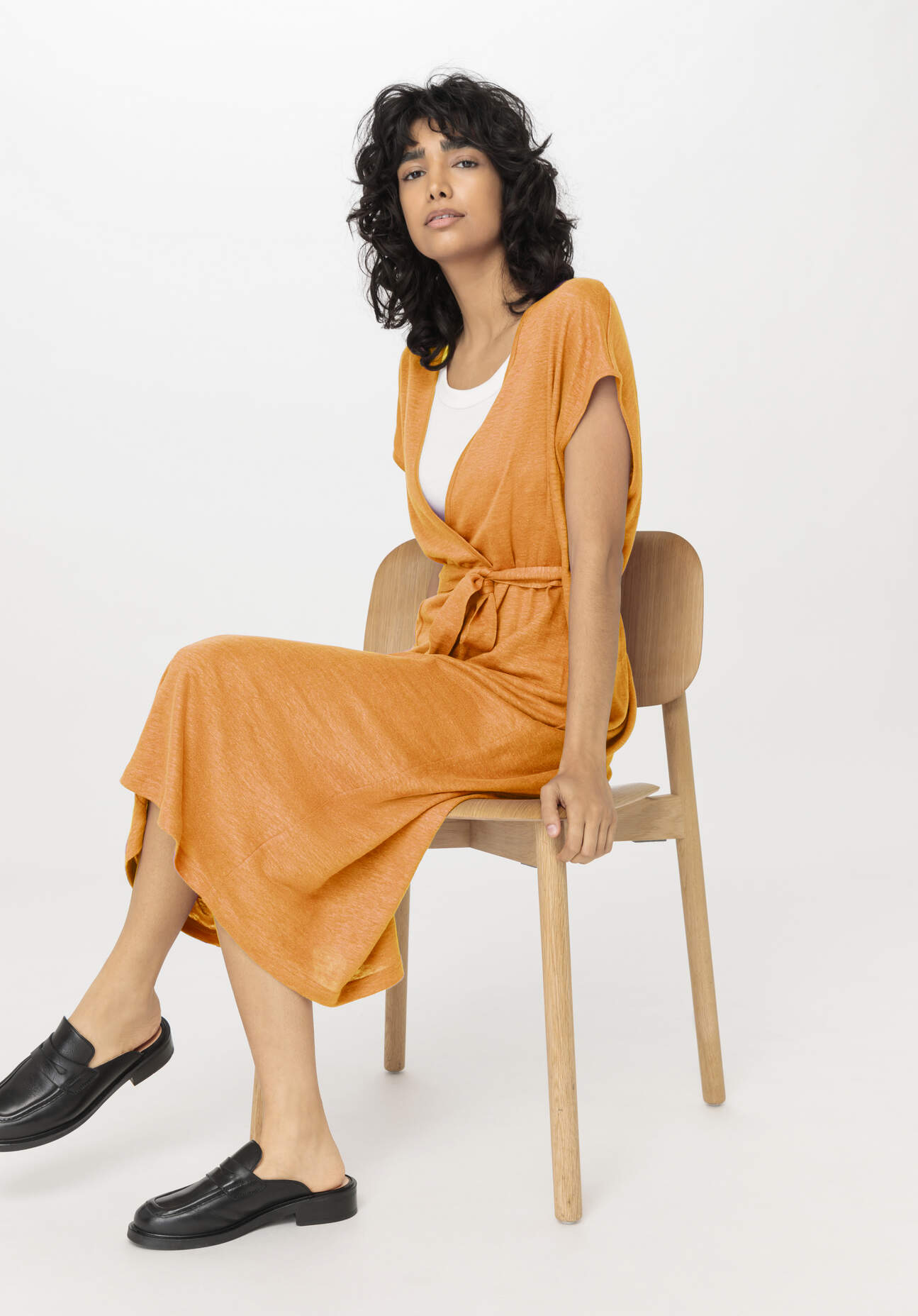 hessnatur Damen Jersey Kleid Midi Relaxed aus Leinen - orange GrösseM von hessnatur