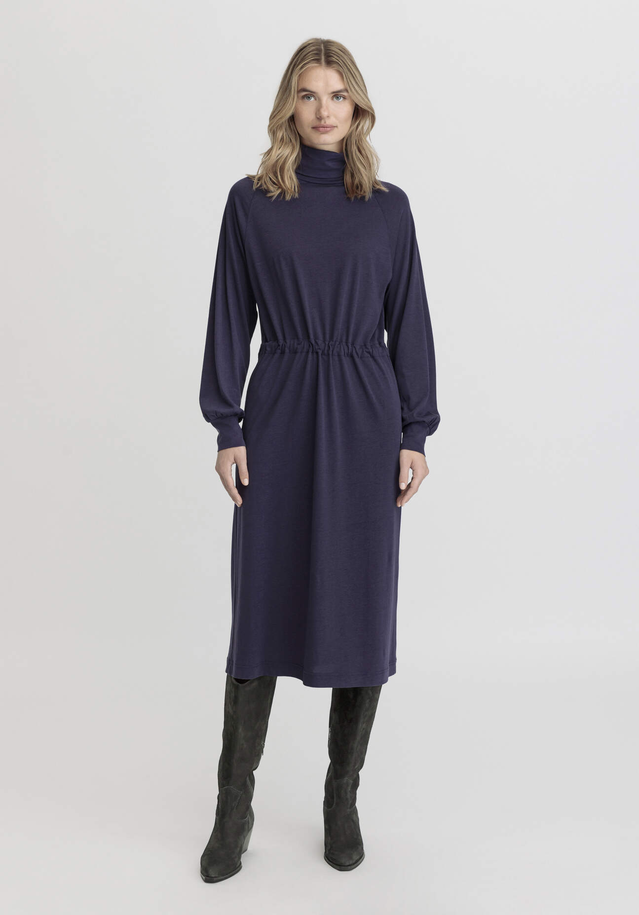 hessnatur Damen Jersey Kleid Midi Relaxed aus TENCEL™ Lyocell mit Bio-Baumwolle - blau Grösse44 von hessnatur