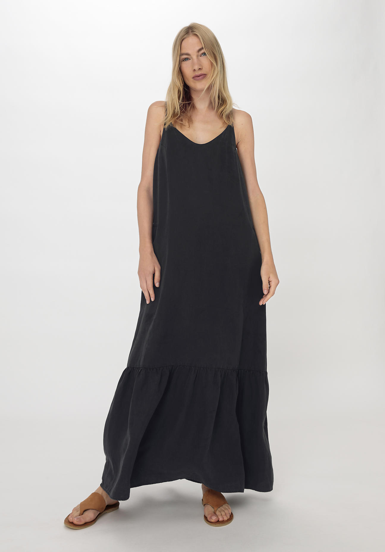 hessnatur Damen Kleid Maxi Relaxed aus TENCEL™ Lyocell mit Leinen - schwarz Grösse38 von hessnatur