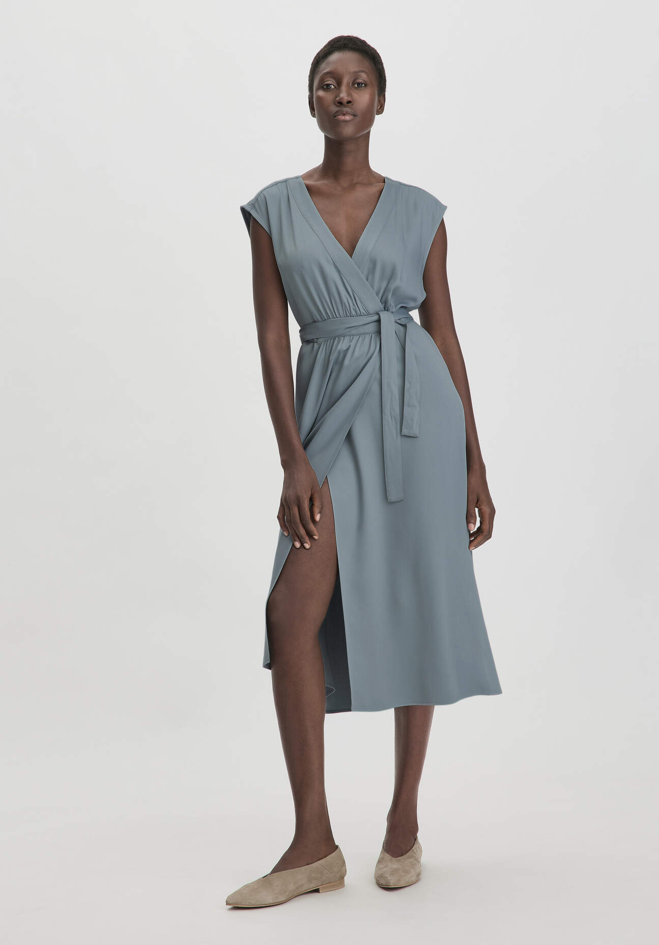 hessnatur Damen Kleid Midi Relaxed aus LENZING™ ECOVERO™ Viskose - grün Grösse34 von hessnatur