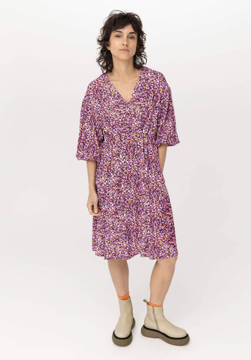 hessnatur Damen Kleid mit Empire-Linie aus LENZING™ ECOVERO™Viskose - lila Grösse44 von hessnatur