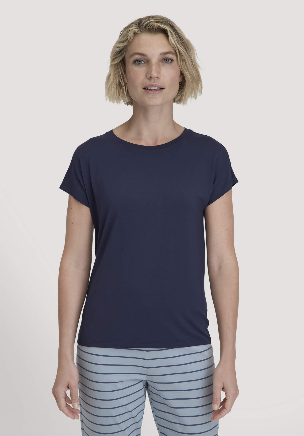 hessnatur Damen Kurzarm Schlafshirt Relaxed PURE FLOW aus TENCEL™ Modal - blau Grösse38 von hessnatur