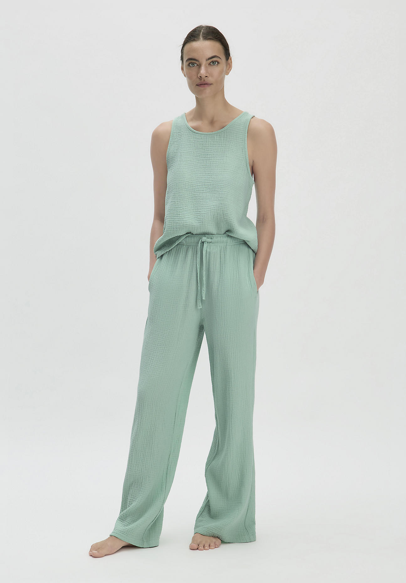 hessnatur Damen Musselin Schlafhose Relaxed PURE COMFORT aus Bio-Baumwolle - grün Grösse48 von hessnatur
