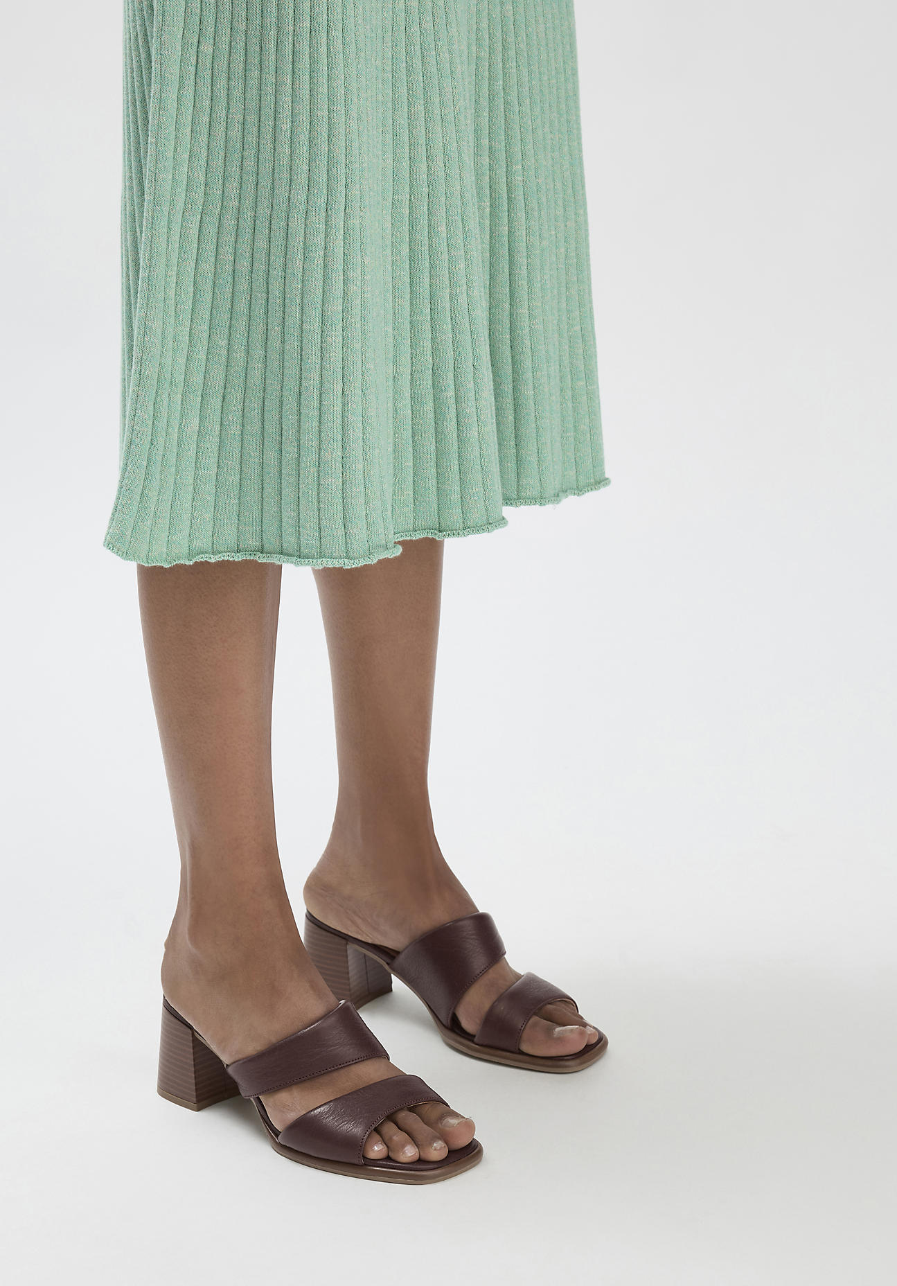 hessnatur Damen Pantolette mit Absatz aus chromfrei gegerbtem Leder - rot Grösse38 hessnatur Damen Pantolette mit Absatz aus chromfrei gegerbtem Leder - rot Grösse38 von hessnatur