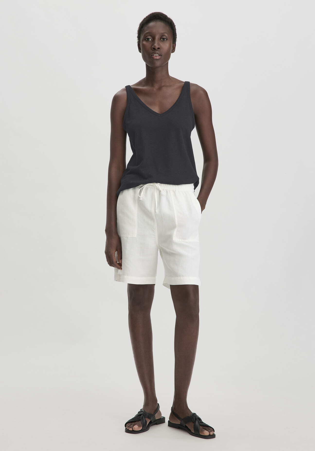 hessnatur Damen Shorts Relaxed aus weichem TENCEL Lyocell mit Leinen - weiß Grösse38 von hessnatur