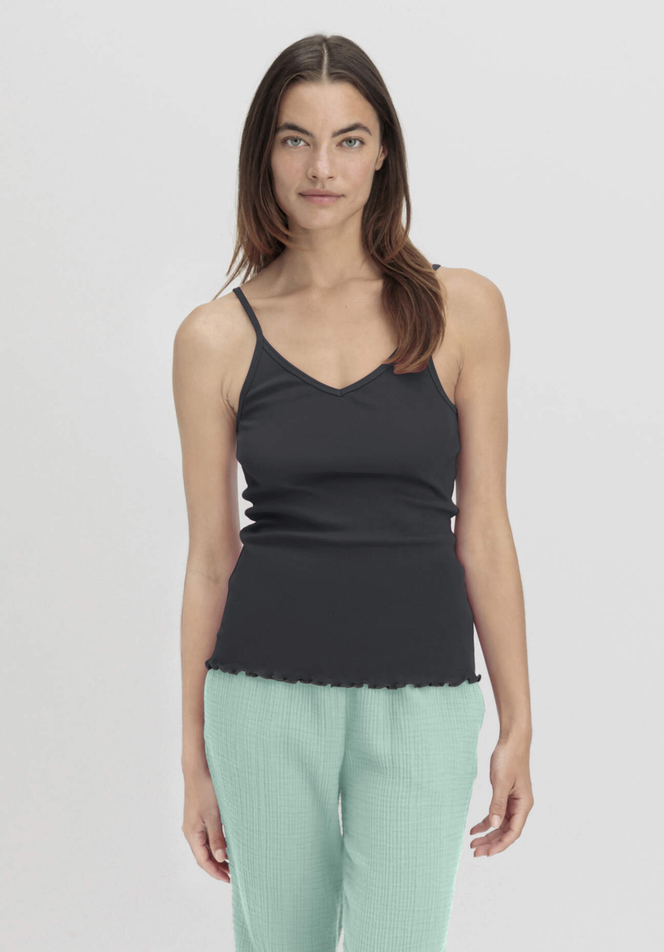 hessnatur Damen Spaghetti-Top V-Neck Fitted 2er-Set PURE NATURE aus Bio-Baumwolle - schwarz Grösse48 von hessnatur