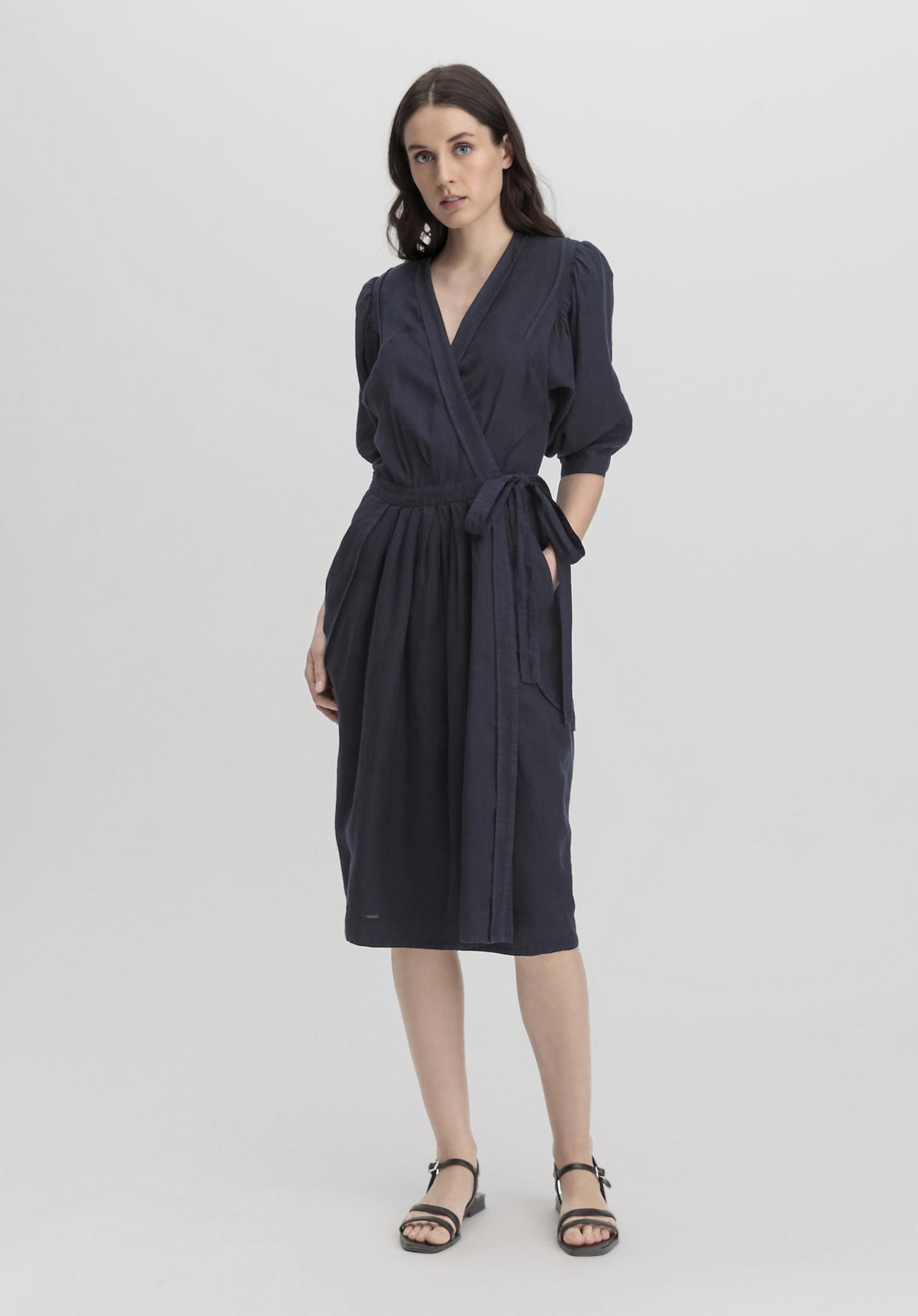 hessnatur Damen WUNDERKIND × hessnaturfarben Wrap Kleid Midi Relaxed aus Leinen - blau Grösse48 hessnatur Damen WUNDERKIND × hessnaturfarben Wrap Kleid Midi Relaxed aus Leinen - blau Grösse48 von hessnatur