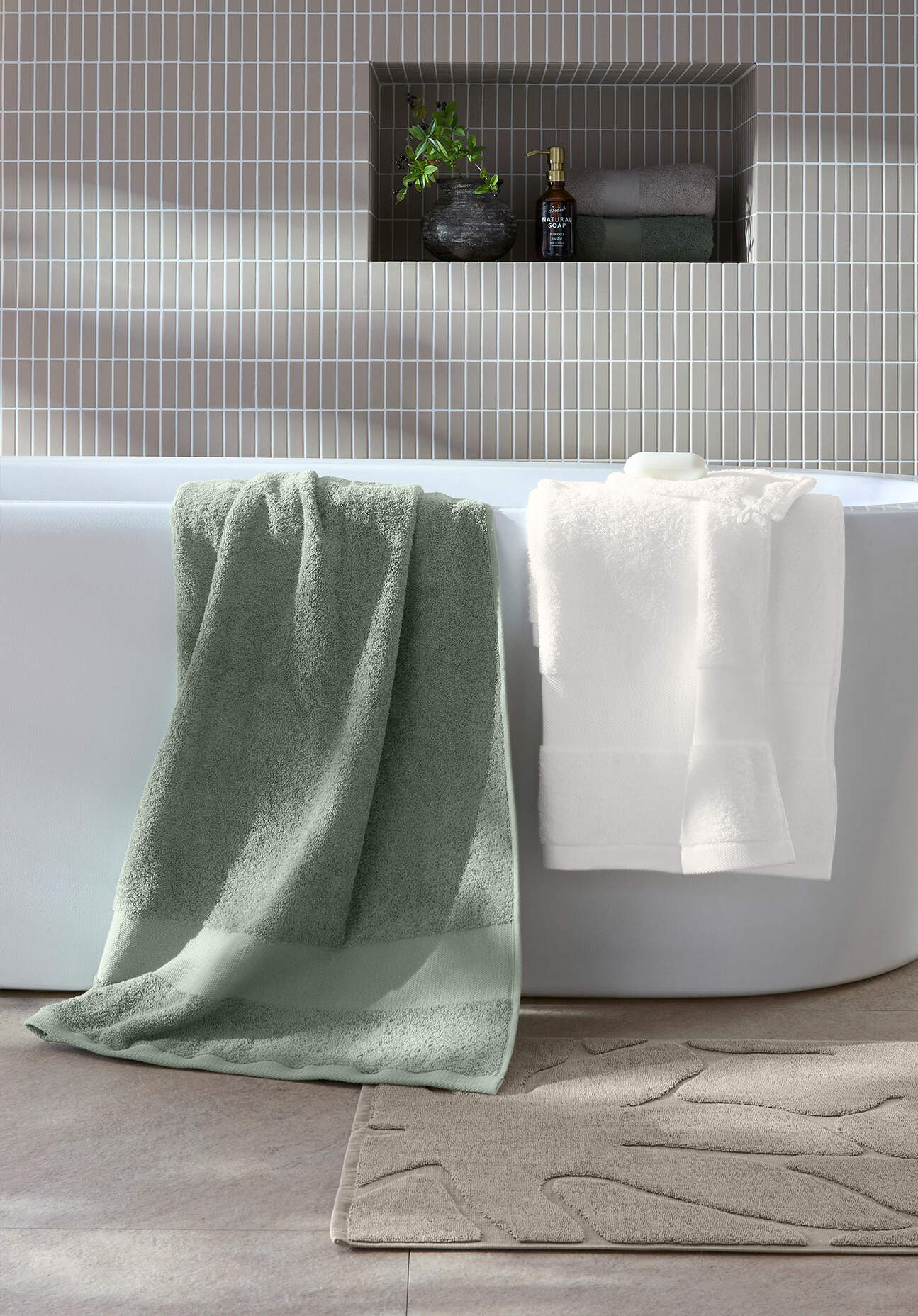 hessnatur Frottier Handtuch aus Bio-Baumwolle - grün Grösse70x140 cm hessnatur Frottier Handtuch aus Bio-Baumwolle - grün Grösse70x140 cm von hessnatur
