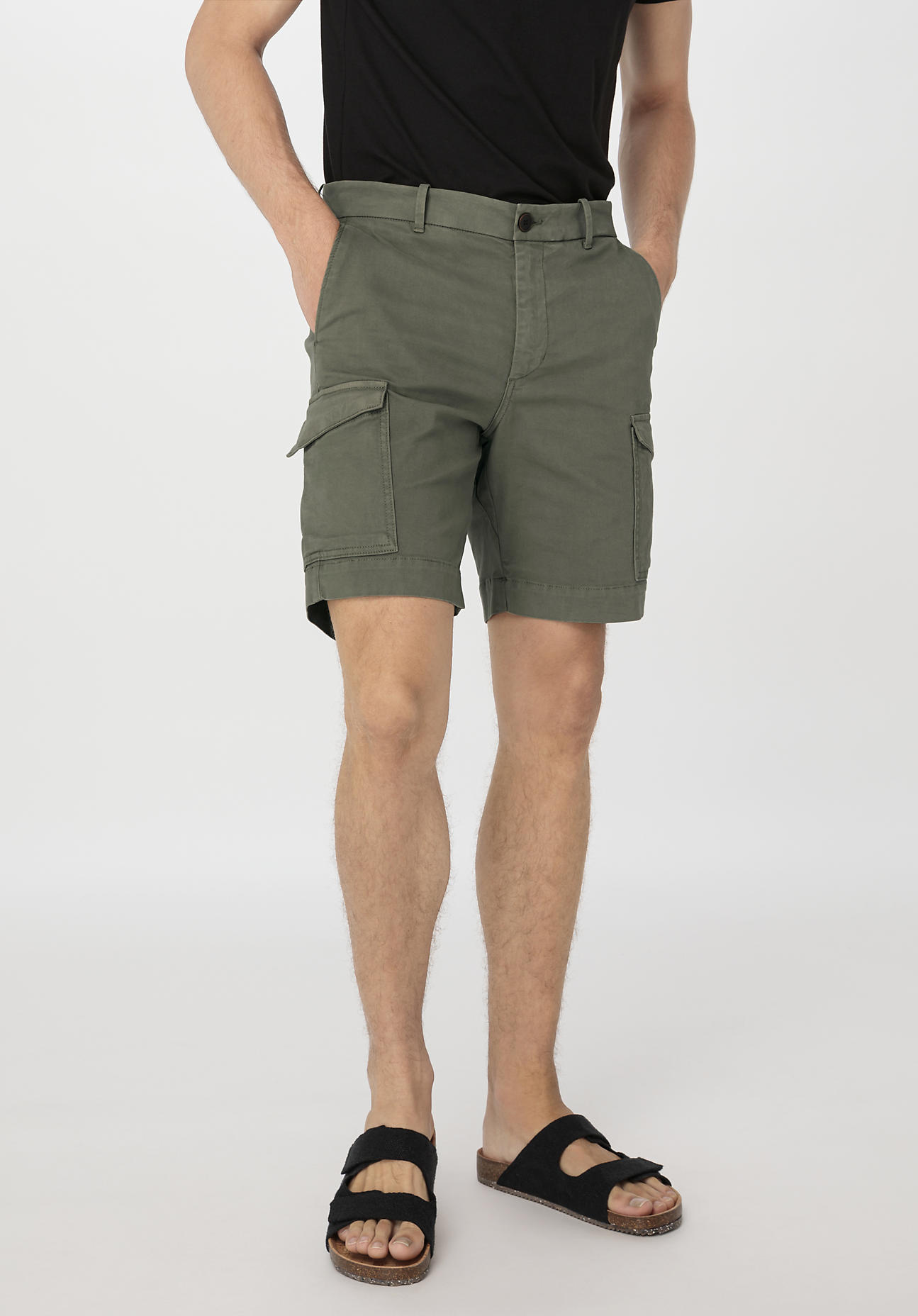 hessnatur Herren Cargo Shorts Relaxed aus Bio-Baumwolle - grün Grösse46 von hessnatur