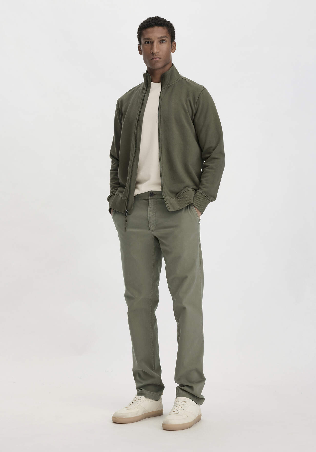 hessnatur Herren Chino LENN Regular aus Bio-Baumwolle - grün Grösse34/34 von hessnatur