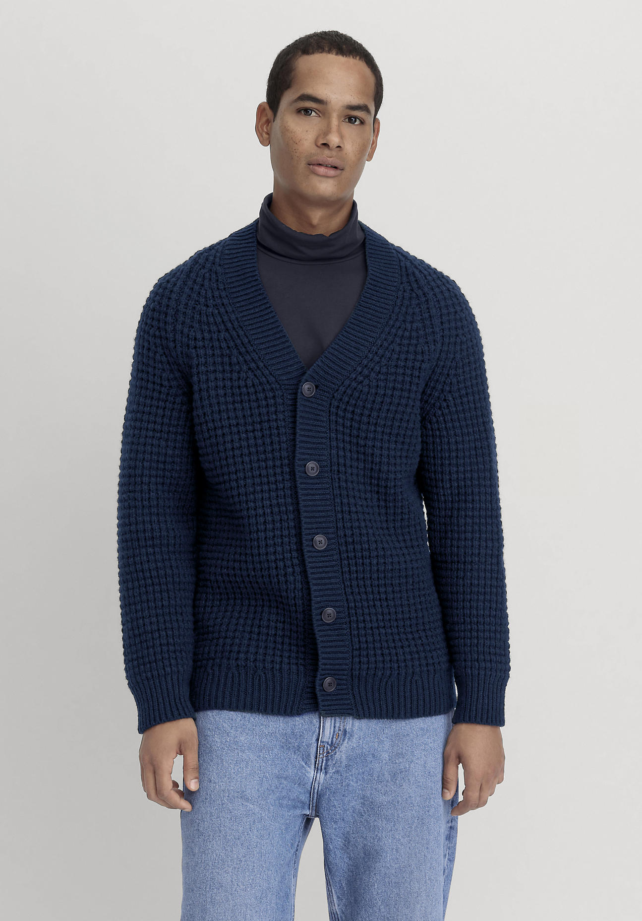 hessnatur Herren Strickjacke Regular aus Merinowolle - blau Grösse48 hessnatur Herren Strickjacke Regular aus Merinowolle - blau Grösse48 von hessnatur